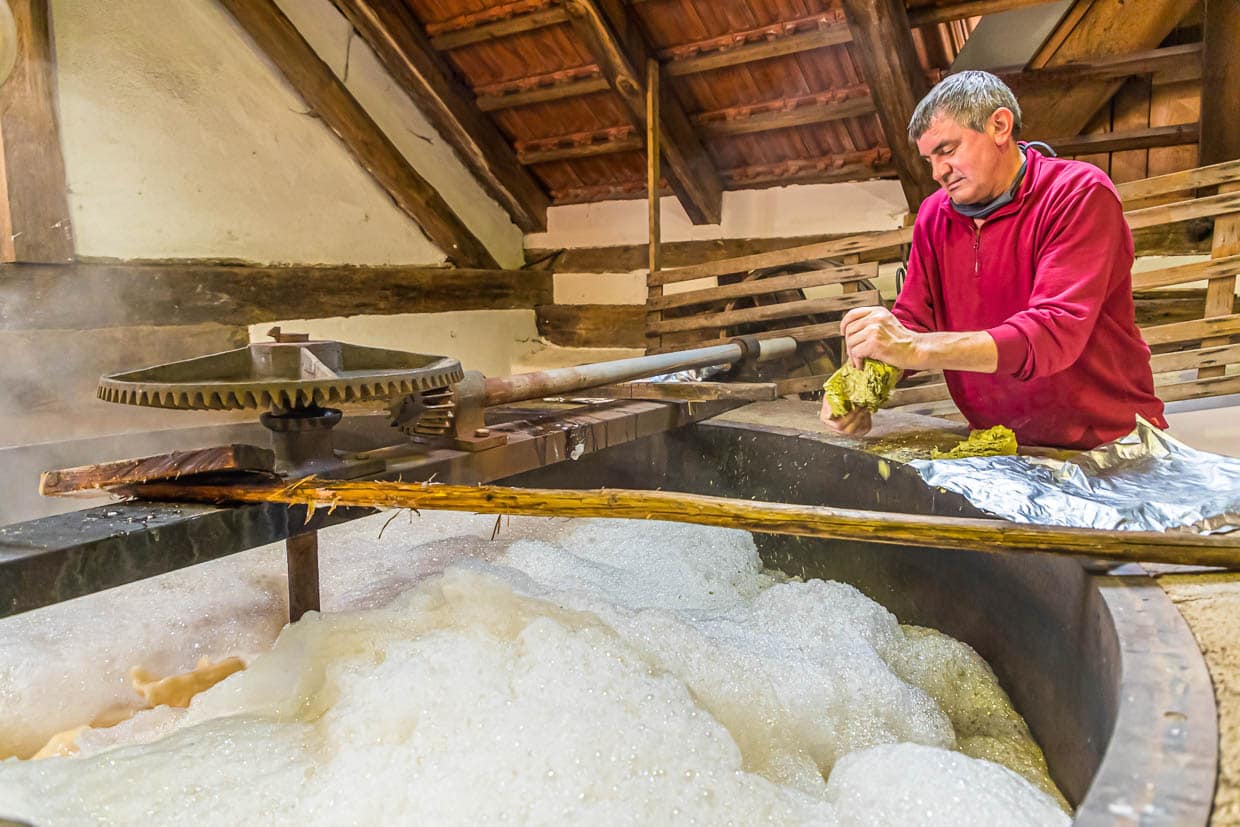 Braumeister Sepp Neuber fügt Hopfen zur Stammwürze des zukünftigen Zoigl-Bieres