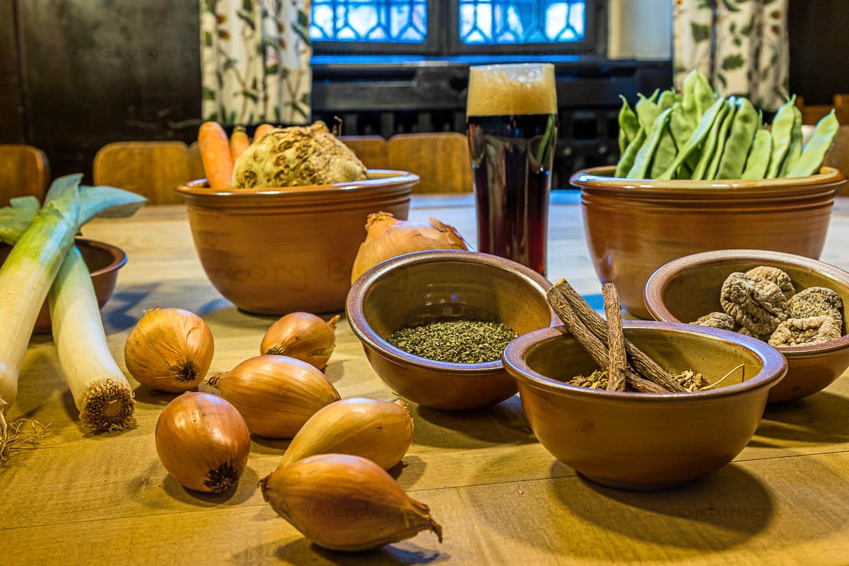Gemüse, Gewürze und Rauchbier aus Bamberg. Auch das Rauchbier kann als Würze eingesetzt werden. Grundzutaten für den ersten Gang des Mittelalter-Menüs im Gasthof Schlenkerla „Ein spise von bonen und spec vigen“. / © Foto: Georg Berg