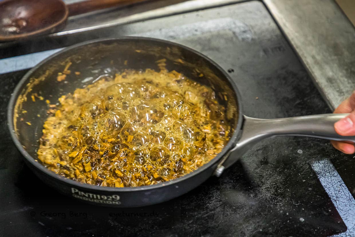 So entlockt man dem Süßholz die Süße. Geraspelt und in Wasser aufgekocht / © Foto: Georg Berg