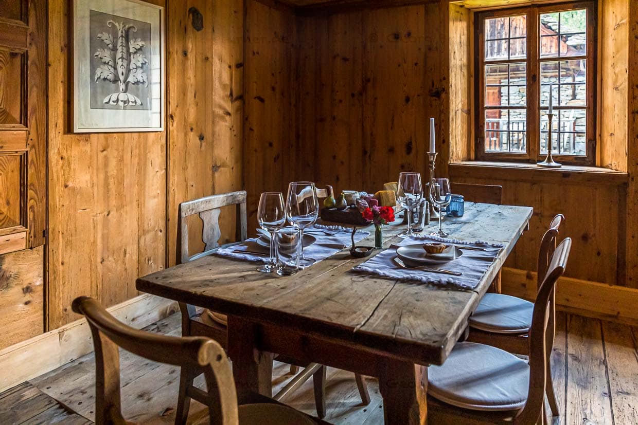 In Cerentino kann man im aufwendig renovierten historischen Patrizierhaus Cà Vegia übernachten, mit jahrhundertealten Originalmöbeln, aber ohne Strom. Kleiner Tipp: Vor Einbruch der Dunkelheit feststellen, wo Kerzen und Streichhölzer sind / © Foto: Georg Berg