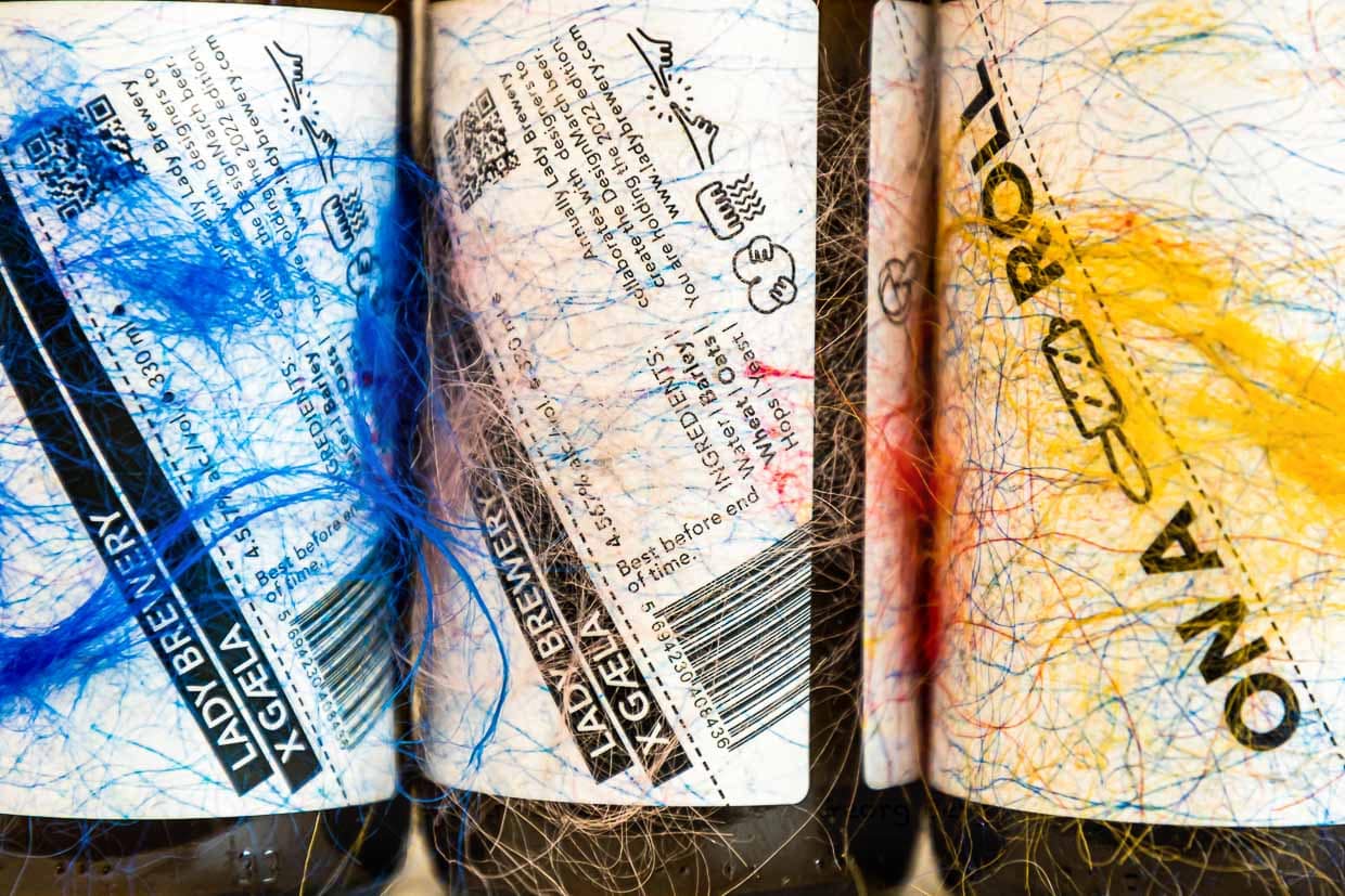 Jedes Jahr arbeitet die Lady Brewery mit Designern zusammen, um das DesignMarch-Bier zu kreieren. Sie halten die Ausgabe 2022 in der Hand: ON A ROLL. Am besten vor dem Ende der Zeit / © Foto: Georg Berg