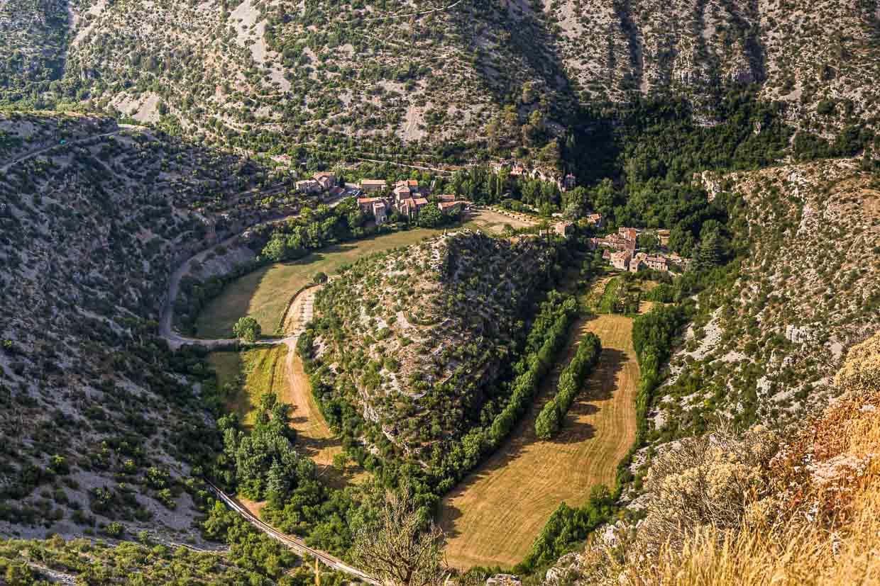 Der Cirque de Navacelles ist ein 300 Meter tiefer natürlicher Talkessel, der vom Wasser der Vis durchschnitten wird / © Foto: Georg Berg