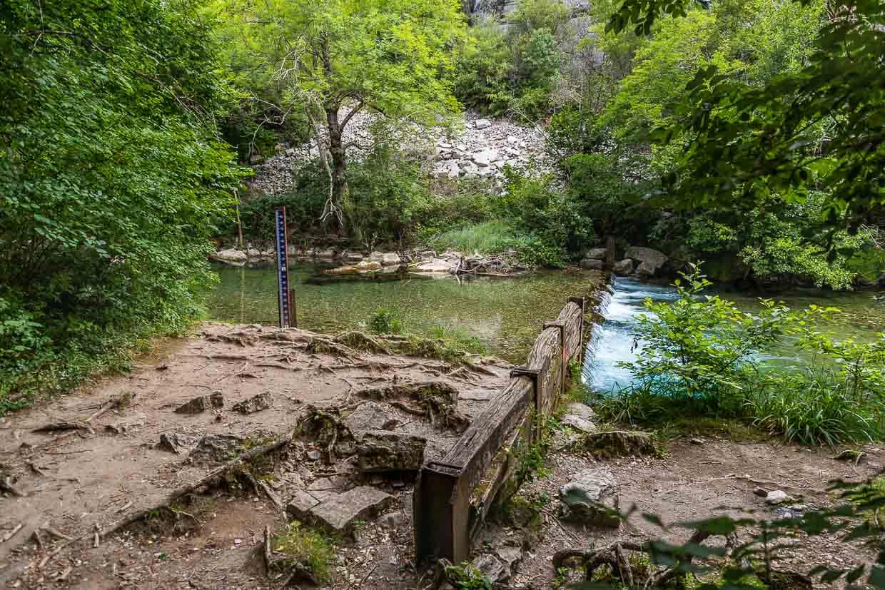 Der Fluss Vis bei Navacelles hat ein tiefes Tal geformt. Sein Wasserstand kann nach starkem Niederschlag sehr schnell ansteigen / © Foto: Georg Berg