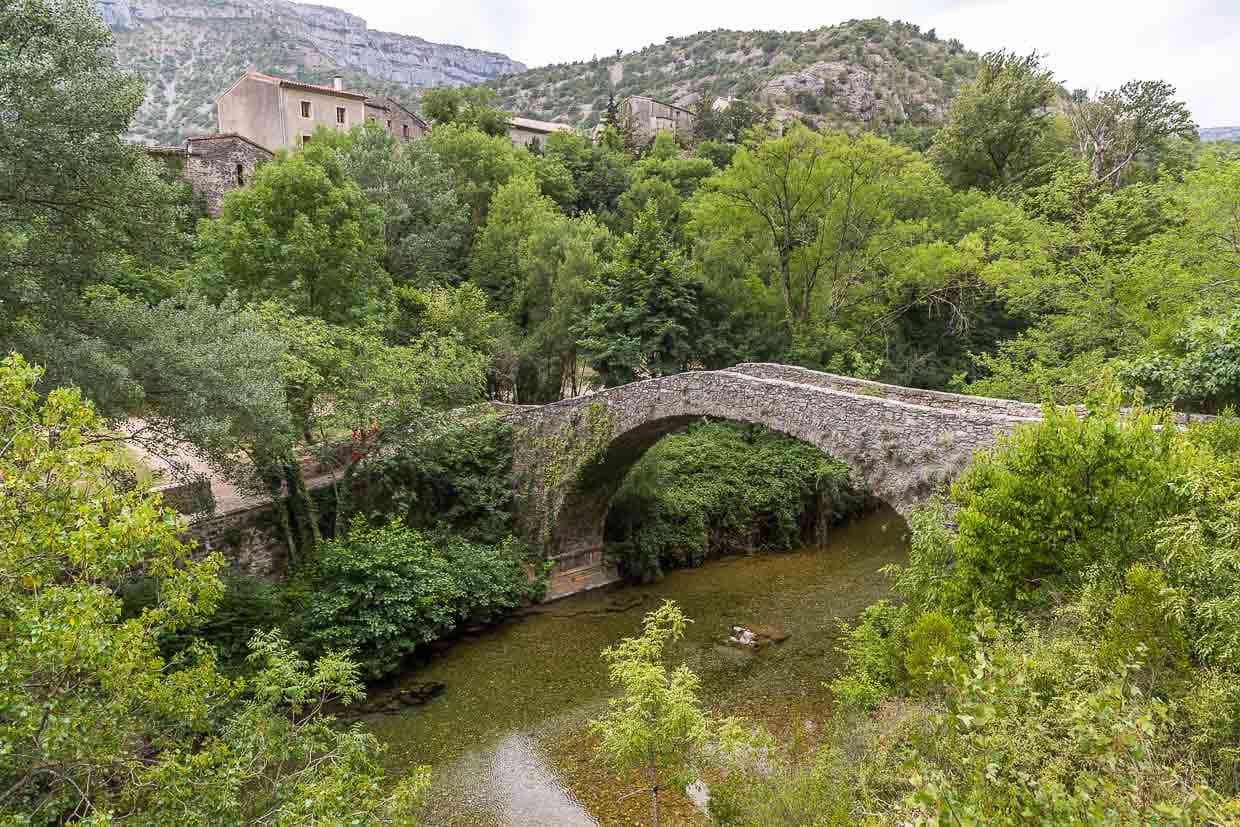 Steinbogenbrücke über die Vis bei Navacelles, Lodève, Frankreich. Die sogenannte Maultierbrücke über den Fuss Vis wurde im Jahr 1595 so gebaut, dass sie auch bei Hochwasser stabil bleibt / © Foto: Georg Berg
