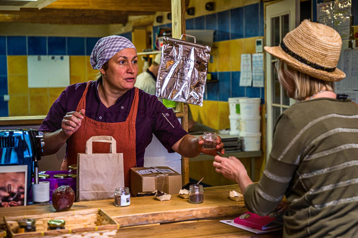 Chocolaterie Frigoulette in Beaufort-sur-Gervanne. An der Theke  mit Blick in die Manufaktur können viele Produkte verkostet werden. Kochschokoladen von Frigoulette mit dem Aroma von Lavendel, Thymian oder Minze finden Anwendung in französischen Rezepten / © Foto: Georg Berg