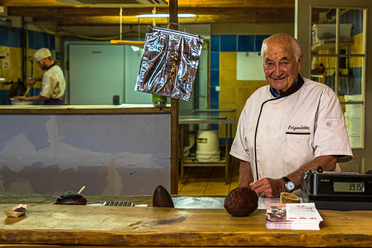 Bernard Xueref, Gründer von Frigoulette Chocolaterie in seiner Manufaktur. Seine Leidenschaft für die Kakaobohnen aus São Tomé entdeckte er 2010. Die Aromen der Grand-Cru Kakaobohne beschreibt er mit den Noten von Zimt, Karamell und Tabak, leicht floral und wenig säuerlich / © Foto: Georg Berg
