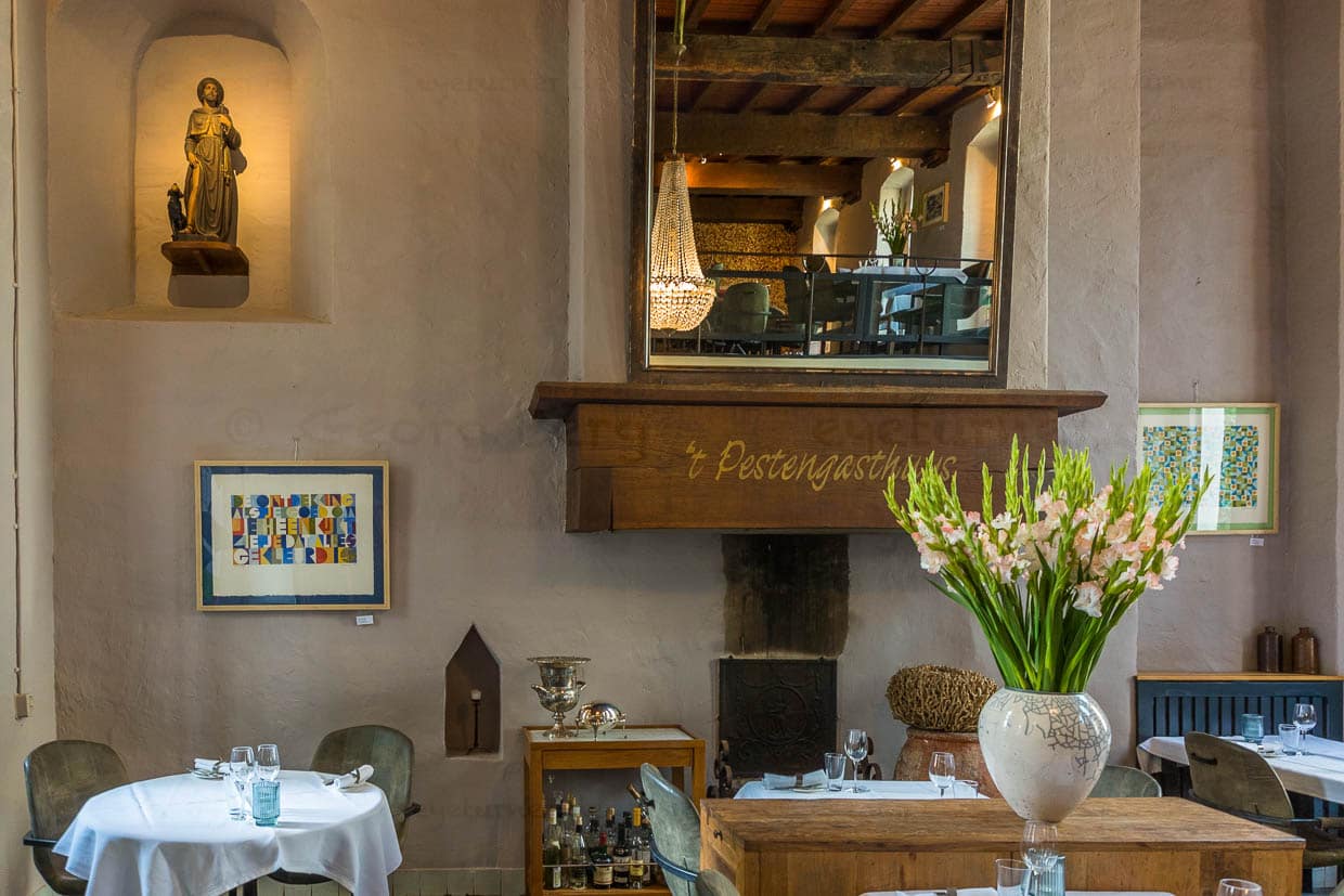 Restaurant t’ Pestengasthuys in Zwolle lädt in die Räume eines ehemaligen Krankenhauses aus dem 15. Jahrhundert / © Foto: Georg Berg