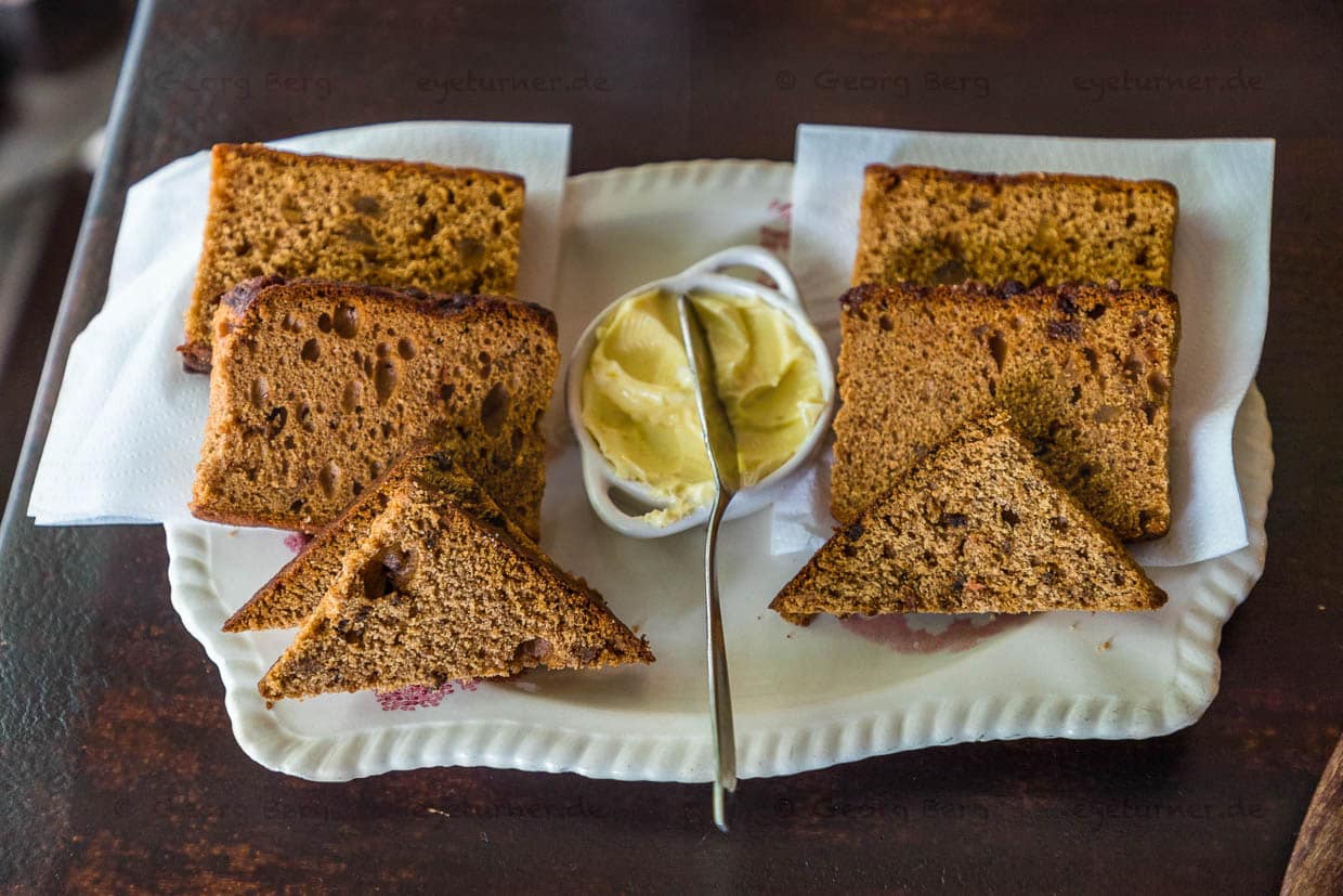 Der Deventer Koek, ein Honigkuchen, der seit 1593 als Markenprodukt hergestellt wird, wird in feine Scheiben geschnitten und mit Butter serviert. Das Orignal von 1593 besteht aus den Zutaten: Wasser, Roggenmehl, Honig und Gewürze. Der Kuchen enthält kein Ei und keine Milchprodukte und ist dadurch sehr lange haltbar. Dies machte ihn zu einer beliebten Ware im Hansehandeln über die Grenzen der Niederland hinaus. Bis nach Norwegen wurde der Kuchen mit dem Schiff transportiert / © Foto: Georg Berg