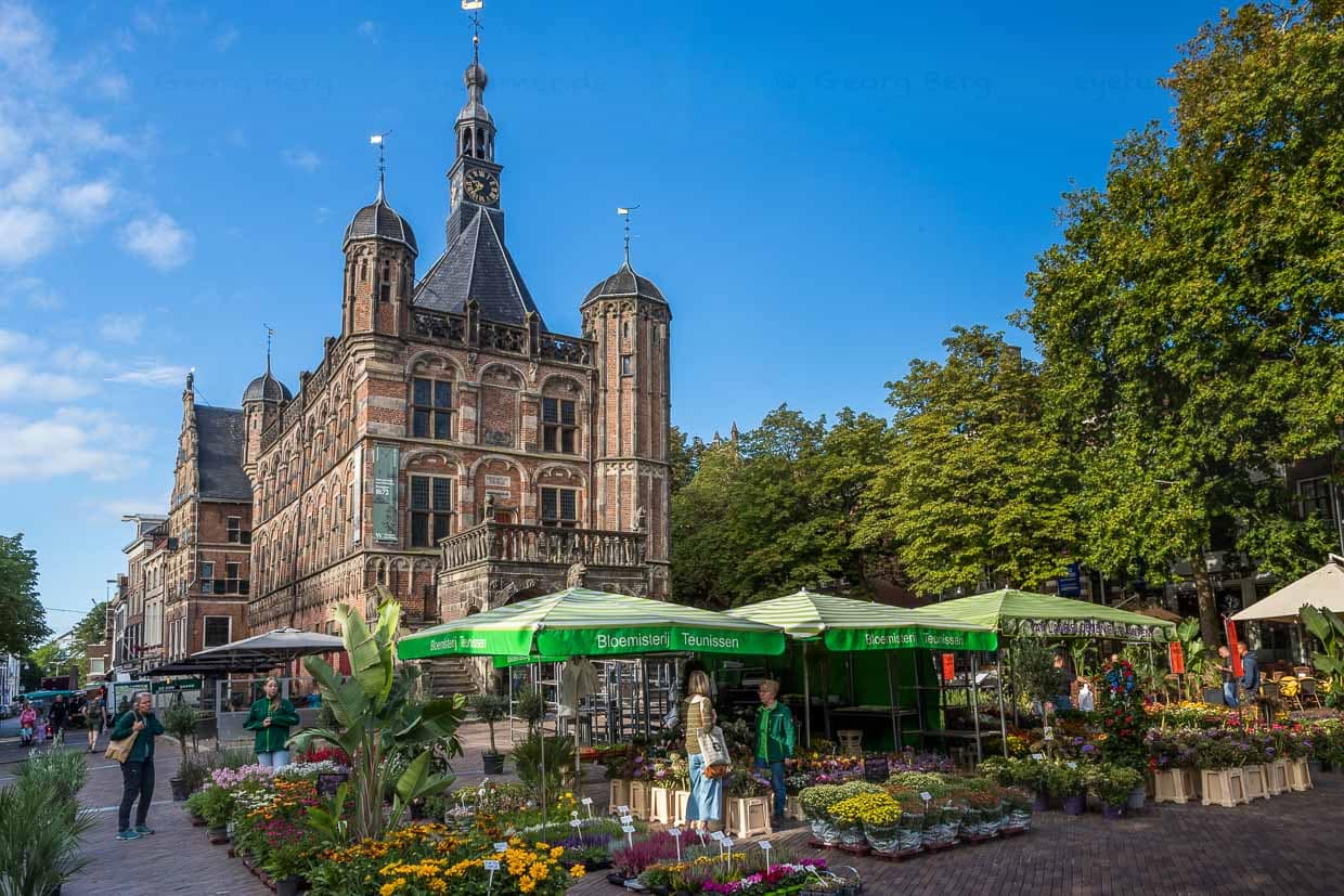 Das älteste Wiegehaus der Niederlande von 1528 steht auf dem Platz De Brink. Die Stadtwaage hatte eine große Bedeutung für das Handelsleben. Unter Aufsicht der Stadtobrigkeit mussten die Kaufleute ihre Waren wiegen lassen. Die Abgaben und Wegezölle trugen zum Reichtum von Deventer bei / © Foto: Georg Berg