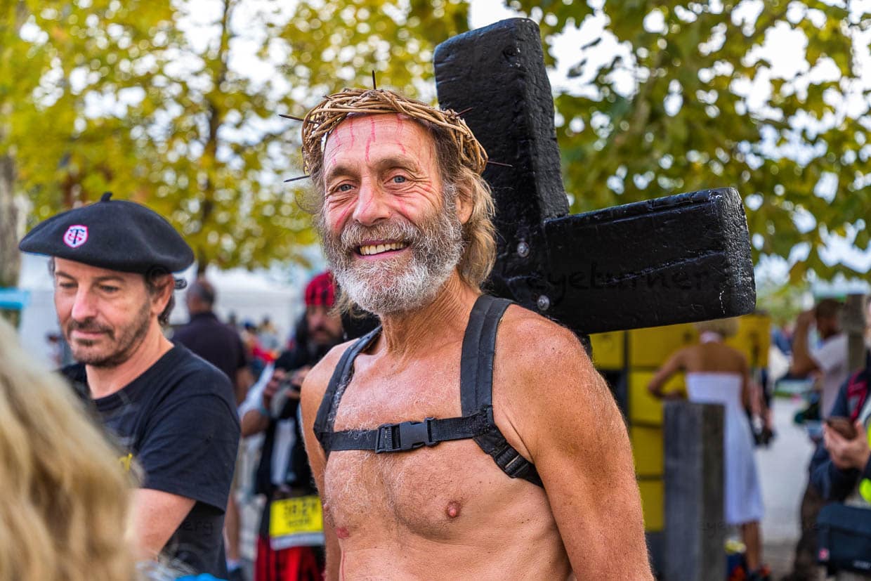 Jesus läuft auch hier nicht über Wasser sondern macht sich dornengekrönt bereit für den 36. Marathon des Chateaux du Medoc / © Foto: Georg Berg