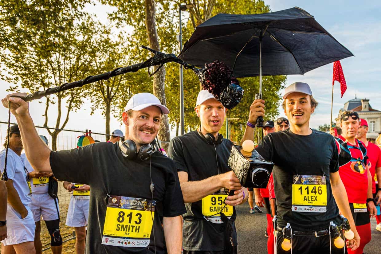 Das Motto des 36. Marathon des Chateaux du Medoc lautet Film. Aus den Lautsprechern schallt berühmte Filmmusik und die Film-Crew ist bereit für die erste Klappe / © Foto: Georg Berg