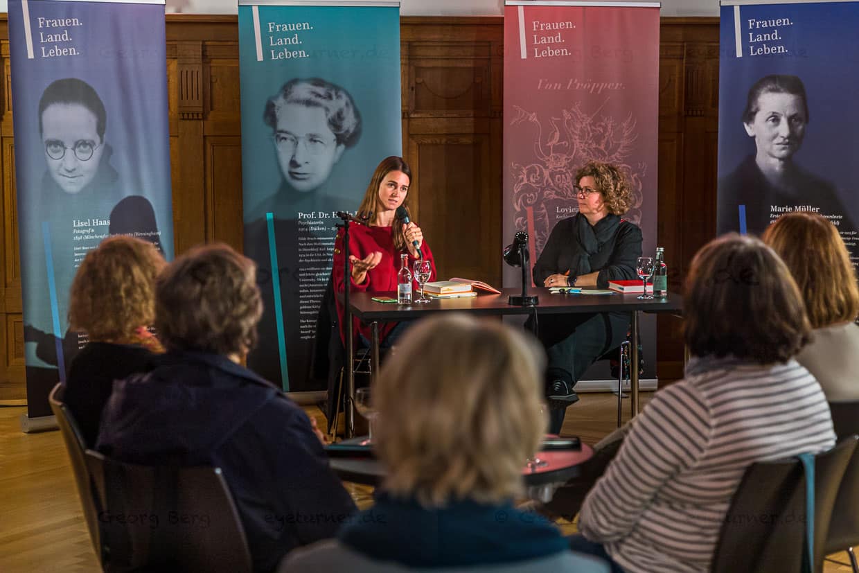 Annabelle Hirsch, Journalistin, bei einer Lesung in Moers aus ihrem ersten Buch Die Dinge. Eine Geschichte der Frauen in 100 Objekten / © Foto: Georg Berg