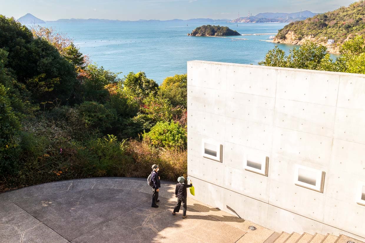 Blick aus dem Benesse House Museum auf das Seto Binnenmeer mit seinen vielen kleinen Inseln / © Foto: Georg Berg