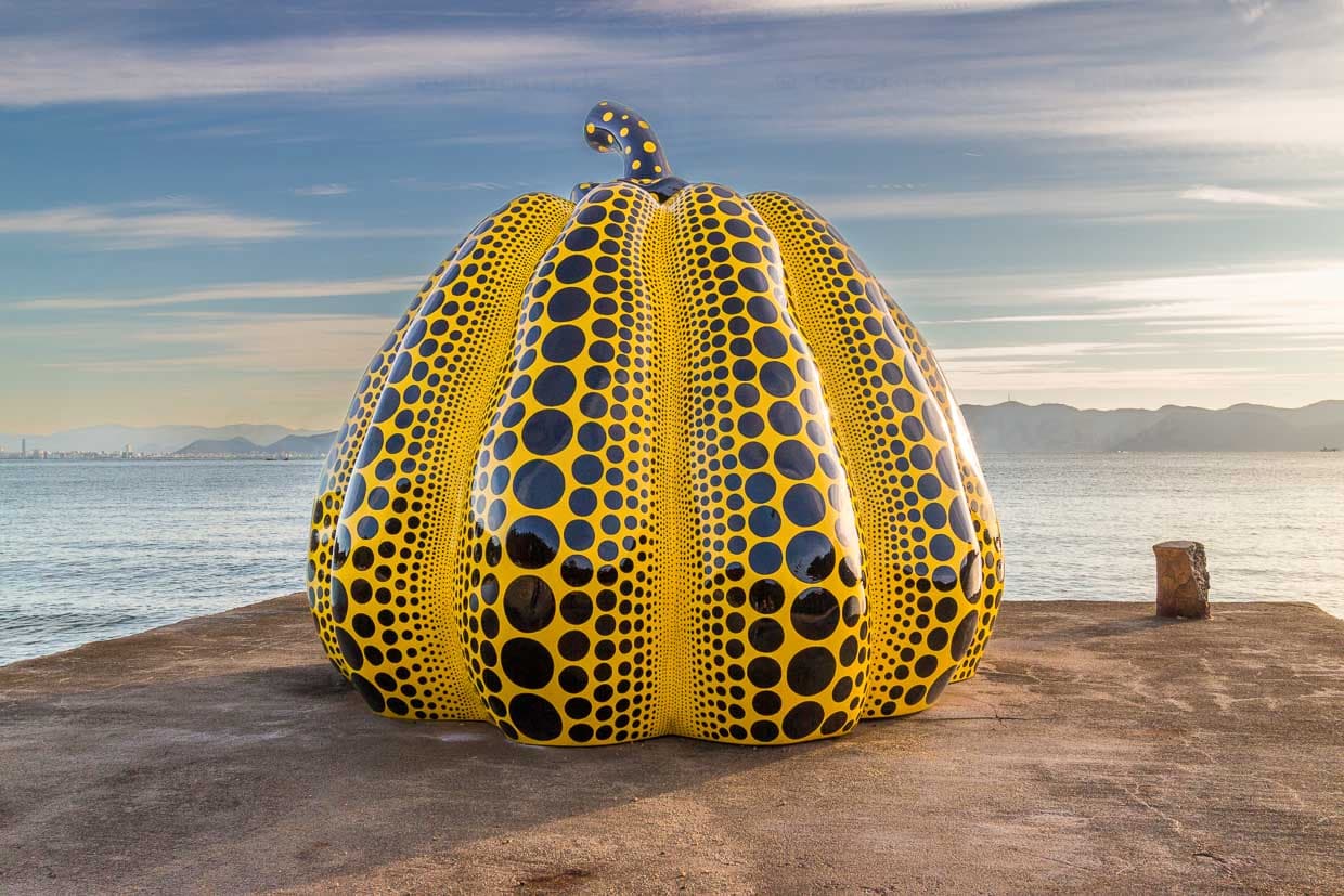 Yellow Pumpkin von Yayoi Kusama. Der berühmtem gelbe Kürbis wurde 2021 von einem Taifun ins Meer gerissen. 2022 wurde an selber Stelle ein neues Exemplar aufgestellt / © Foto: Georg Berg