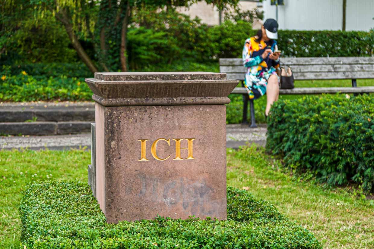 Tuvimos que esperar mucho para esta foto. Porque la señora del banco del parque tardó una eternidad en hacerse una foto en el pedestal con un palo selfie / © Foto: Georg Berg