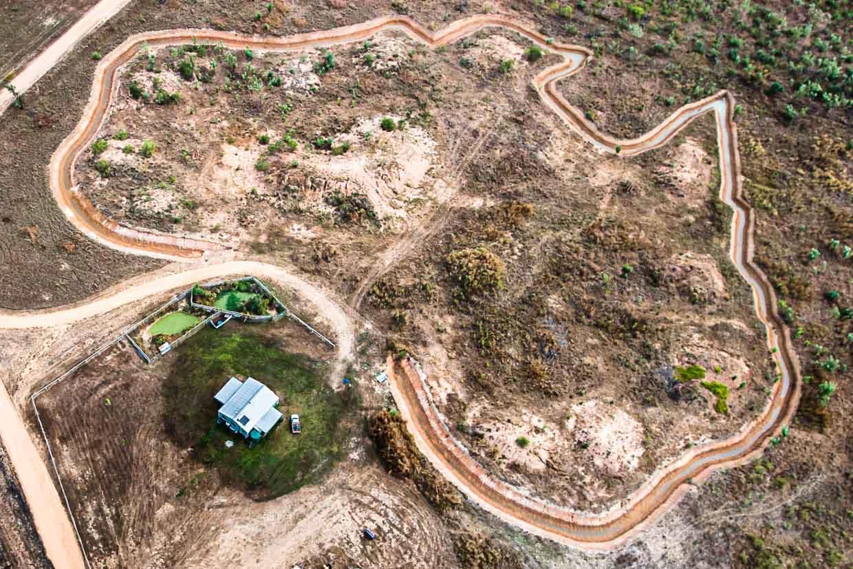 Bajo los patines del helicóptero, un complejo vacacional en construcción en el trazado de Australia / © Foto: Georg Berg