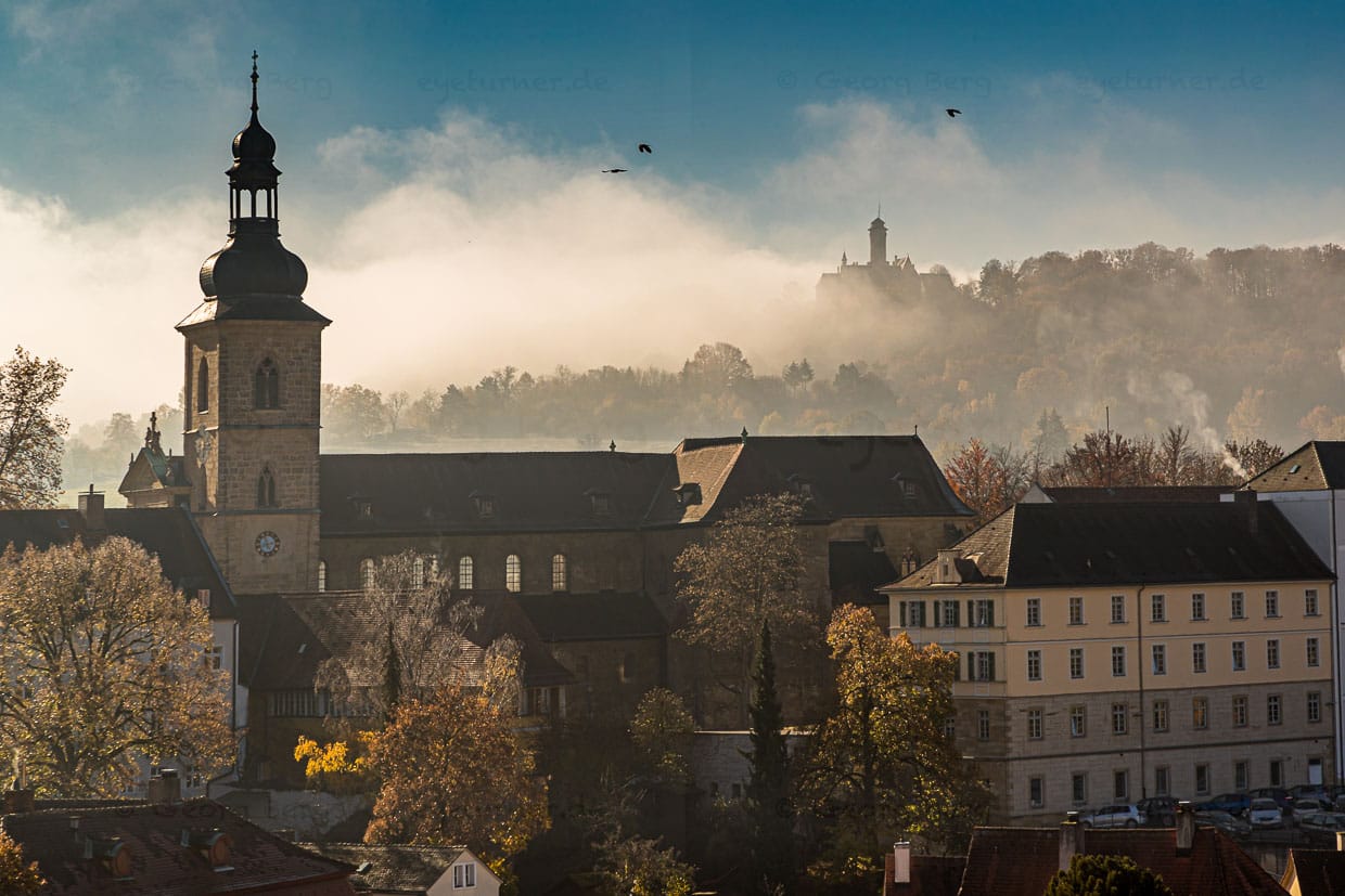 El castillo de Altenburg, con su característica torre, se alza sobre un cono de montaña al borde del Steigerwaldhöhe. El castillo fue residencia de los príncipes-obispos de Bamberg de 1305 a 1553 / © Foto: Georg Berg