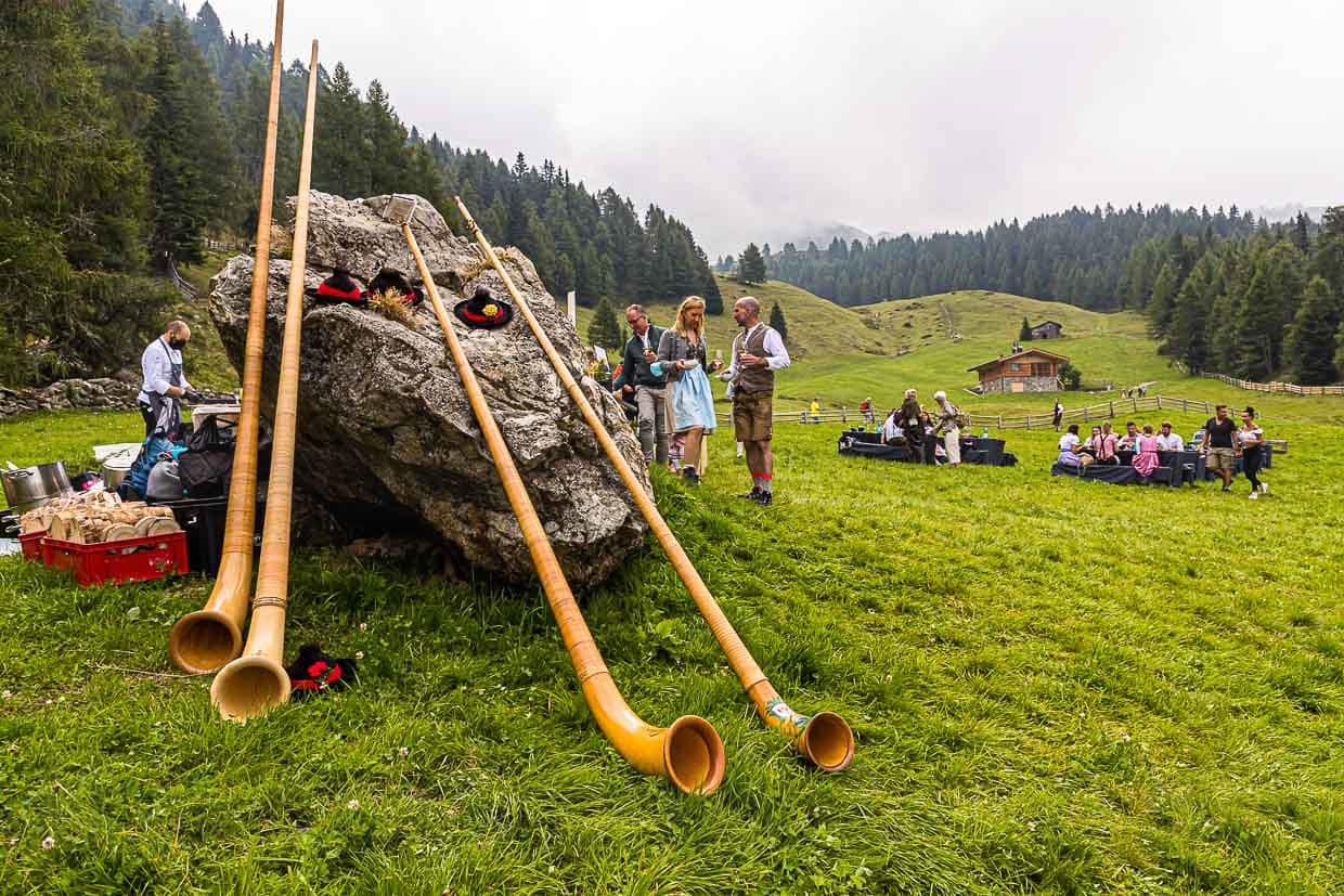 Los cuernos alpinos forman parte del abundante folclore del evento gastronómico del Gompm-Alm, en el Tirol del Sur. Se celebra cada año el último domingo de agosto. Cocineros de renombre preparan sus platos en antiguas cocinas de leña / © Foto: Georg Berg