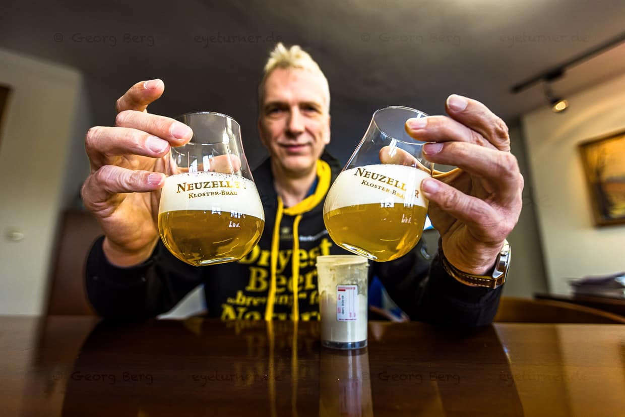 Stefan Fritsche con cerveza en polvo recién mezclada. La innovación de producto de la cervecería del monasterio de Neuzelle replantea el proceso de la cerveza e impresiona con argumentos respetuosos con el clima durante el transporte / © Foto: Georg Berg