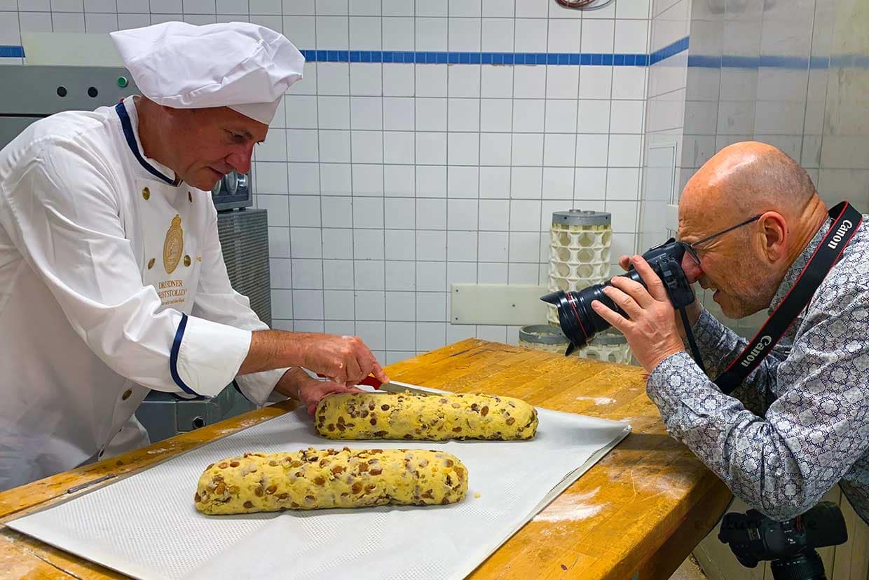 Cómo se hornea el Stollen. Georg Berg fotografía al maestro panadero Tino Gierig, de la Dresdner Backhaus, horneando un original Stollen navideño de Dresde / © Foto: Angela Berg