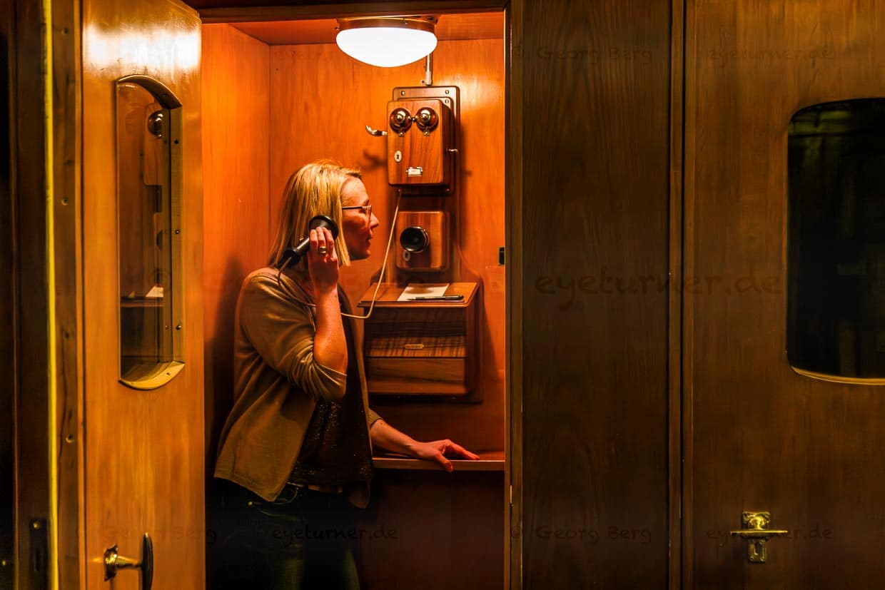 La antigua cabina telefónica del Waldhaus es ahora un refugio para teléfonos móviles en beneficio de todos los huéspedes que quieran utilizar los salones y otros muchos lugares de la casa para leer, jugar, hablar o pensar. Tiempos agradables en los que el teléfono se encontraba en su propia cabina y no en el bolsillo del pantalón de cada uno / © Foto: Georg Berg