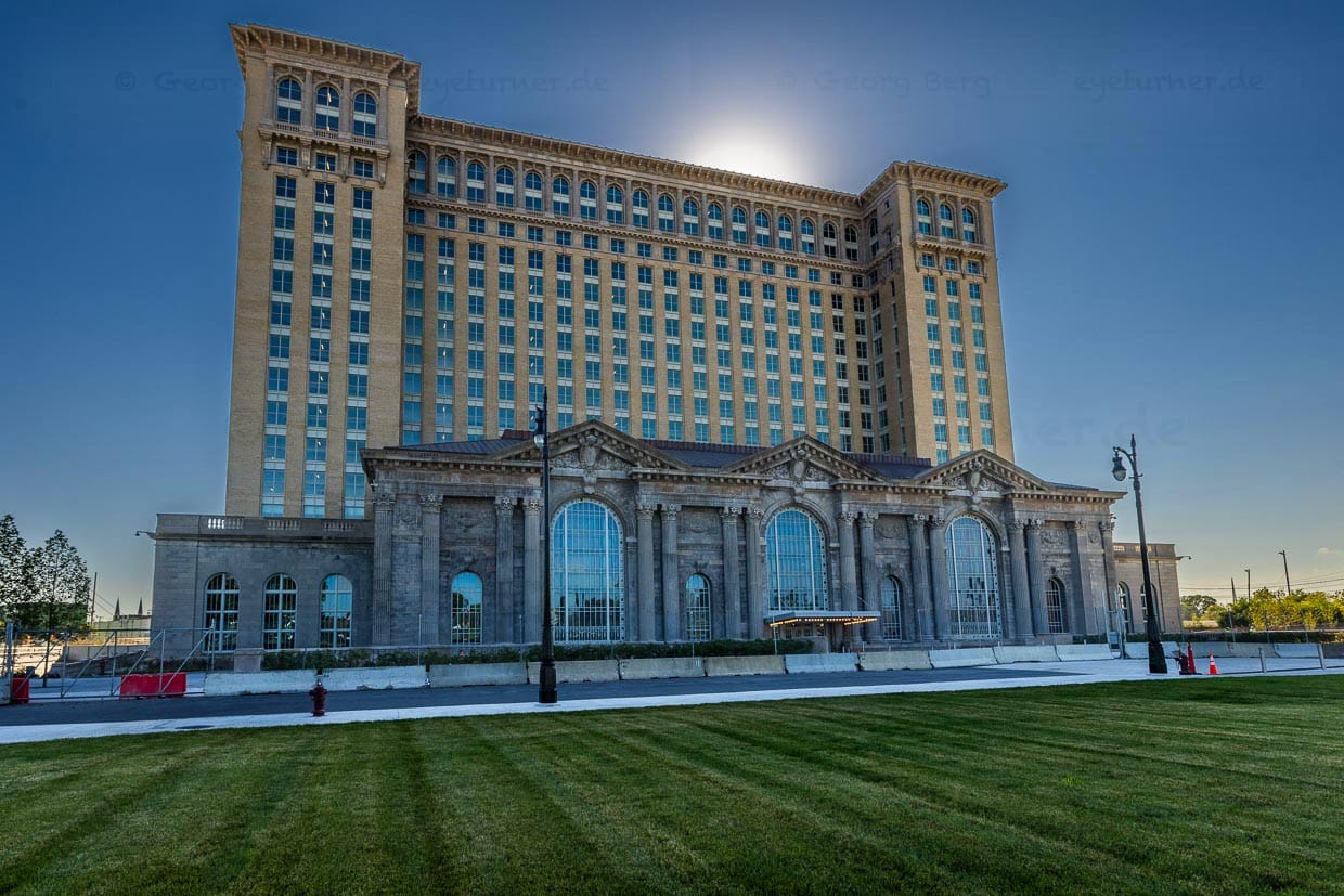 La renovada estación Michigan Central lucirá su antiguo esplendor a finales de 2023. El edificio tiene una historia accidentada. Las décadas de decadencia comenzaron en los años setenta. En los años posteriores a 1988, el edificio cambió de manos varias veces, una de ellas por menos de 80.000 dólares. El edificio de la estación se convirtió en un patio de recreo para vándalos, vagabundos, fumigadores y yonquis. A partir de 2024, Ford Motor Company lo utilizará como campus de investigación sobre movilidad / © Foto: Georg Berg