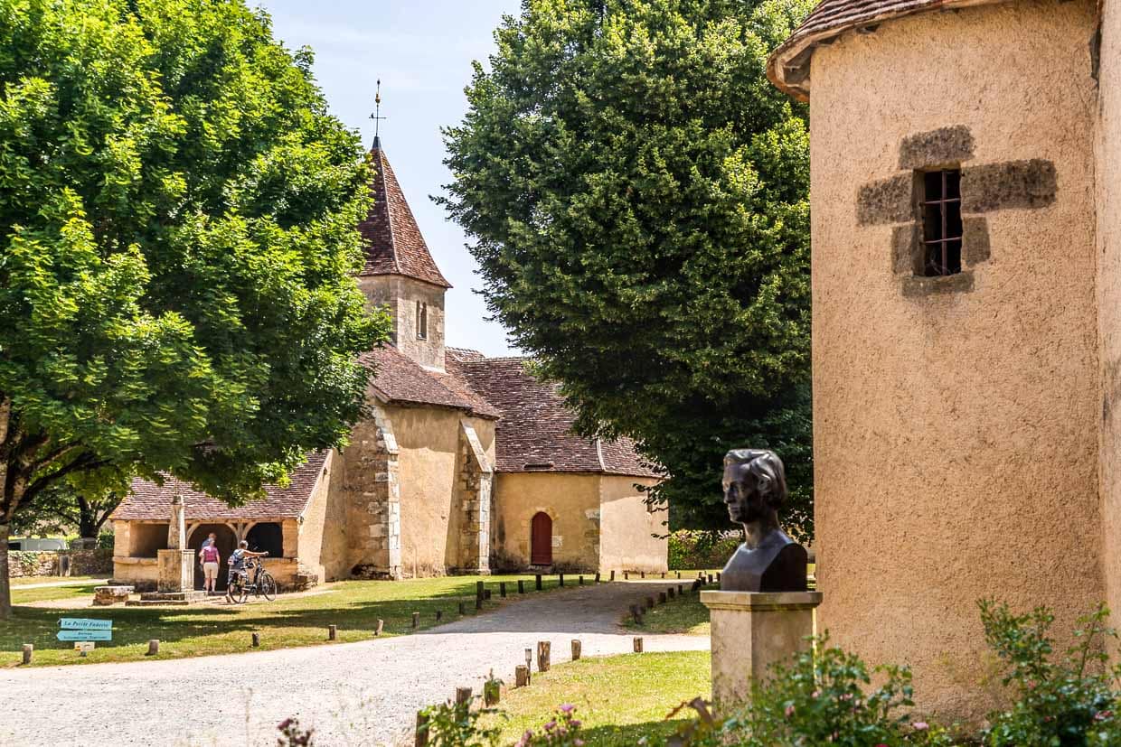 Stehle mit einer von Büste Frederique Chopin vor dem Eingang des Landguts Nohant, Wohnsitz von George Sand. Im Hintergrund die kleine Kirche von Nohant. Der Musiker und Komponist war 9 Jahre mit George Sand liiert und verbrachte viel Zeit auf Nohant. Hier entstanden ab 1839 einige seiner wichtigsten Werke / © Foto: Georg Berg
