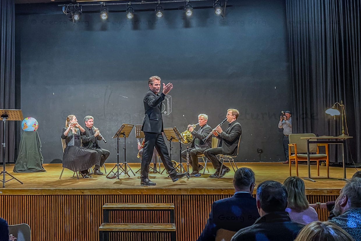 Schauspieler Roman Knižka rezitiert aus dem Programm Deutschland, siehst du das nicht? / © Foto: Angela Berg