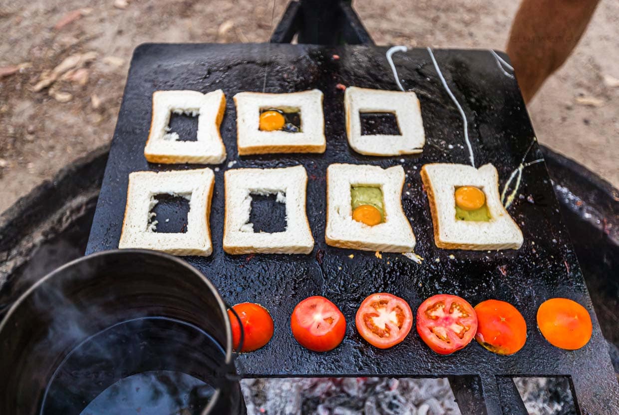 Das Frühstück krönt Sab mit einem Spiegelei im Outback-Style / © Foto: Georg Berg