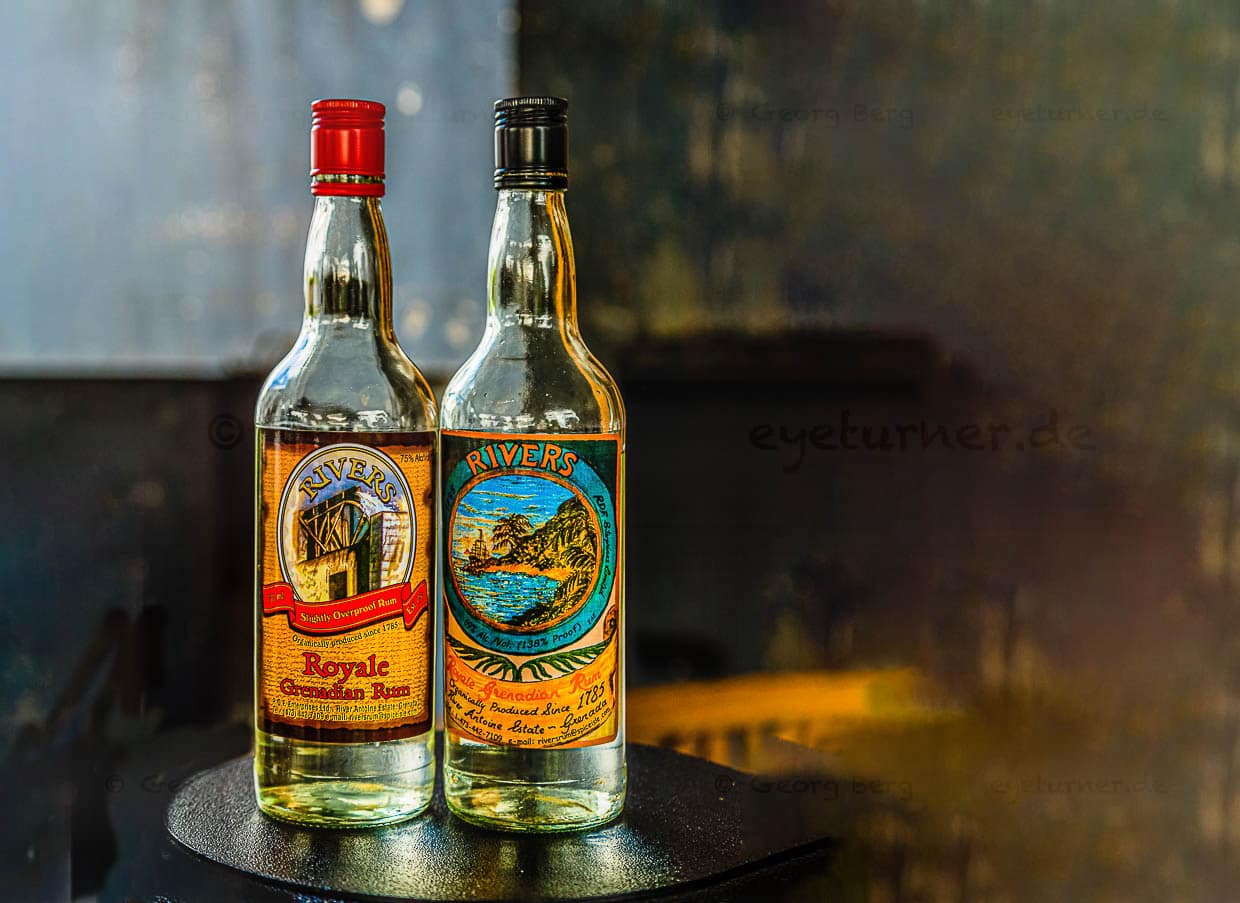 Links der „slightly overpoof“ Rivers Royal Grenadian Rum. Rechts die Exportvariante, die aus Sicherheitsgründen nur weniger als 70 Prozent Alkohol enthalten darf. Antoine Rivers Rum-Brennerei in Saint Patrick, Grenada / © Foto: Georg Berg