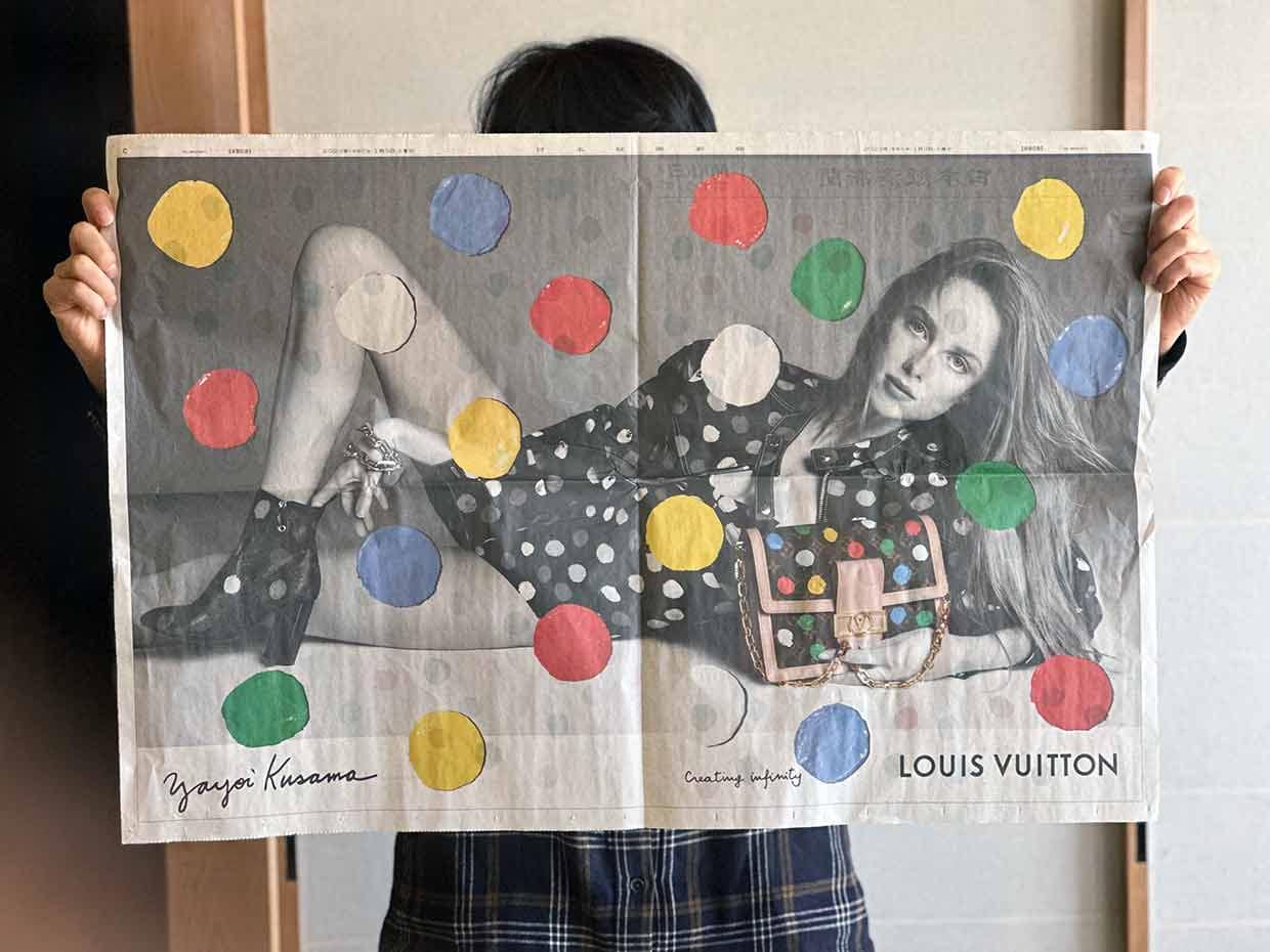 Anuncio en el diario japonés Nikkei (Nihon Keizai Shimbun) de la colaboración entre Yayoi Kusama y Louis Vuitton en enero de 2023 © Foto: Noriko Hasegawa