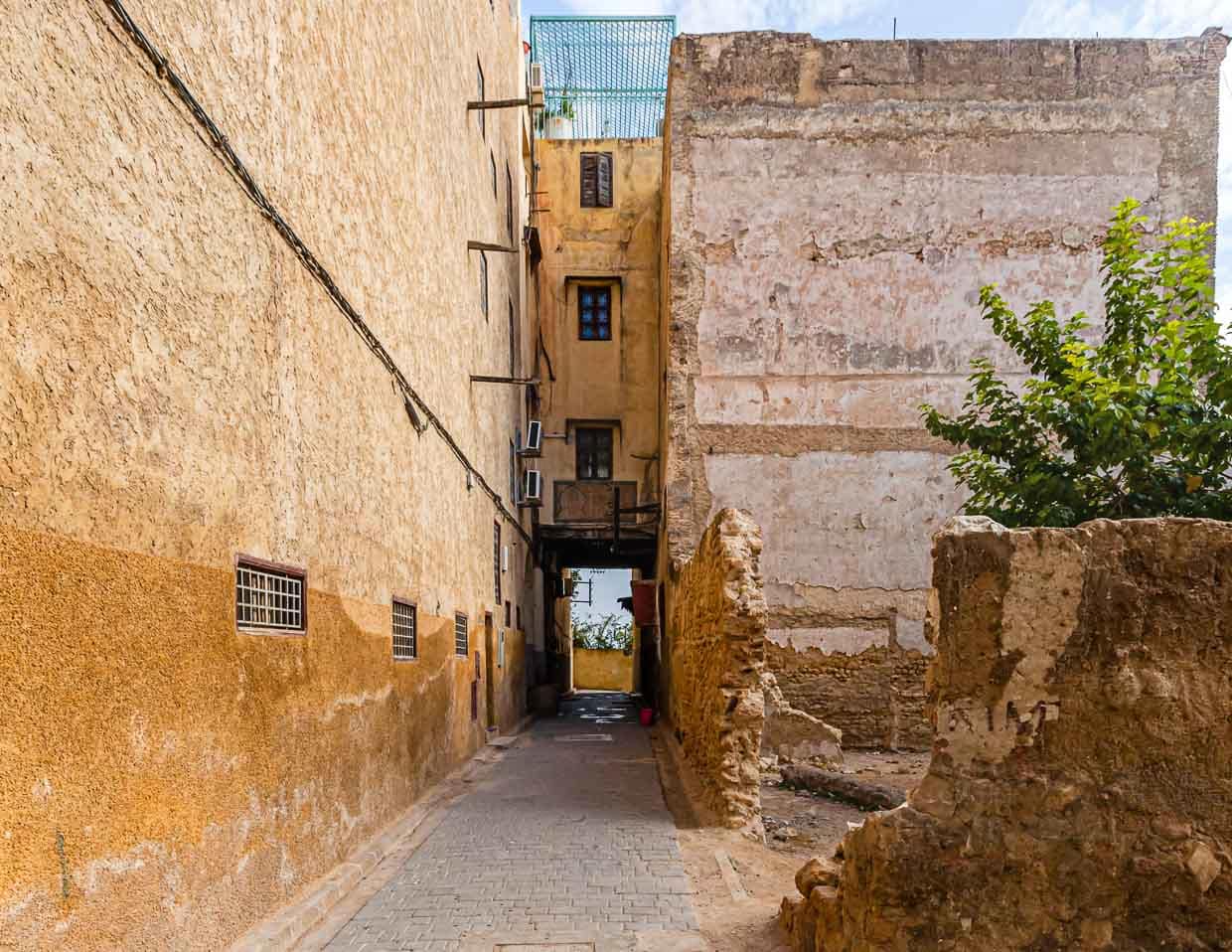 Als stimmungsvollere Hotel-Variante sind die in der Altstadt gelegenen Riads sehr zu empfehlen. In den engen dunklen Gassen gelegen, lassen sie von außen nicht ahnen, wie prunkvoll sie im Inneren gestaltet sind / © Foto: Georg Berg