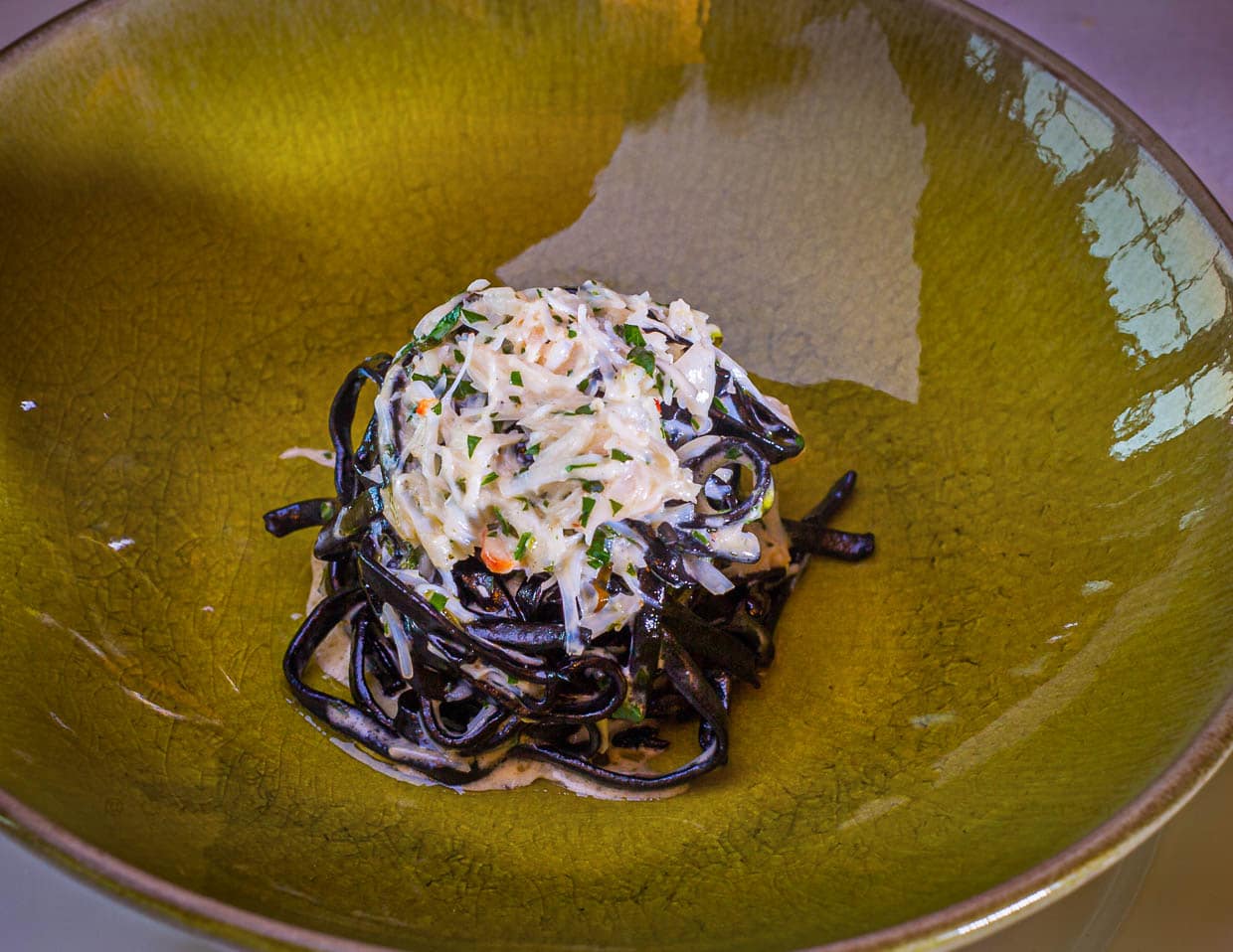 Maccaroni a la guitarra - Sepia-Nudeln mit Krabbenfleisch und wildem Sauerampfer / © Foto: Georg Berg