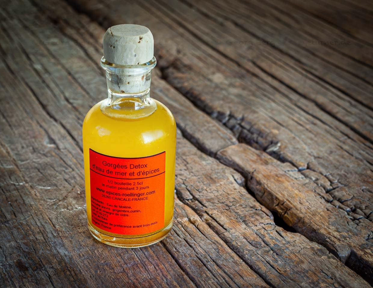 Das Detox-Fläschchen am Morgen sollte vor dem Frühstück getrunken werden und ist genau für zwei Personen dosiert / © Foto: Georg Berg