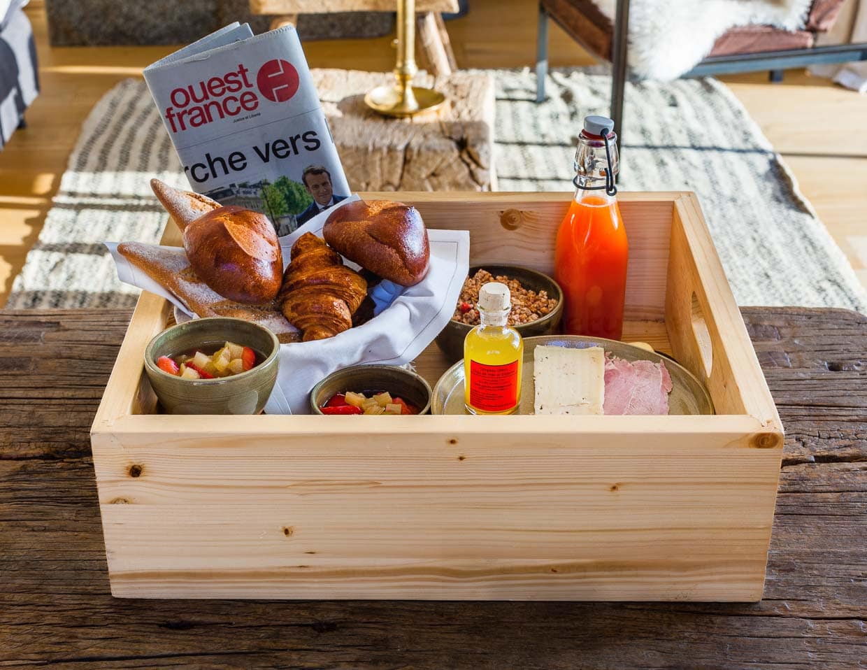 Die Frühstücksbox wird an die Tür gebracht. Selbstverständlich ist auch eine Tageszeitung dabei / © Foto: Georg Berg