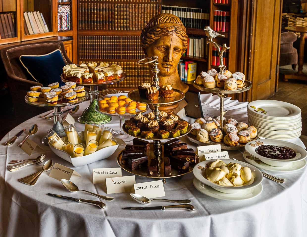 Ein Klassiker: Der Devonshire Cream Tea wird in Endsleigh nachmittags ab 17 Uhr in der Bibliothek angeboten / © Foto: Georg Berg