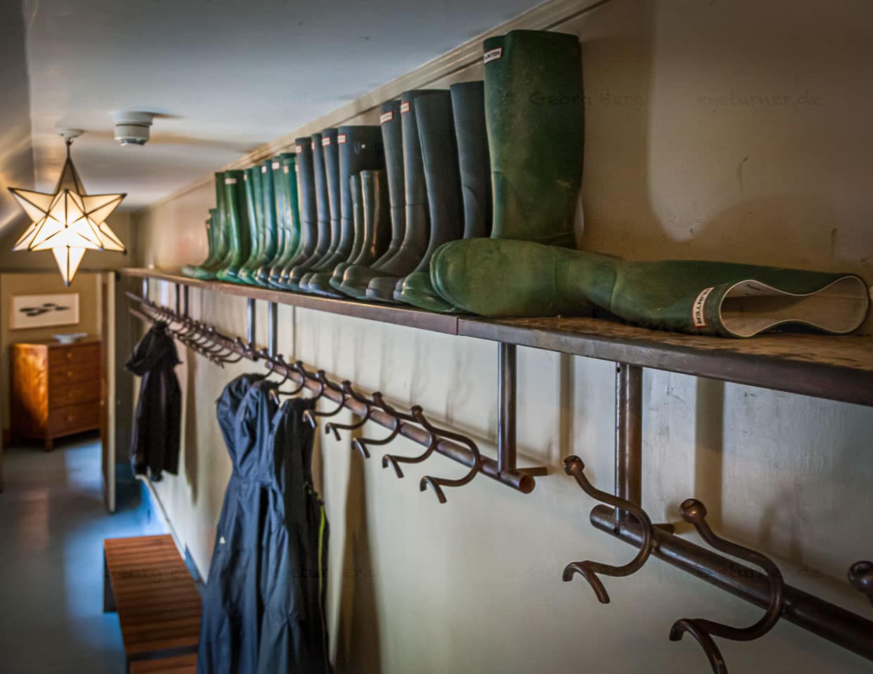 Für die Hausgäste stehen Stiefel und Regenjacken bereit. Der Garten kann somit bei jedem Wetter erkundet werden. Falsche Kleidung gilt nicht mehr als Entschuldigung / © Foto: Georg Berg