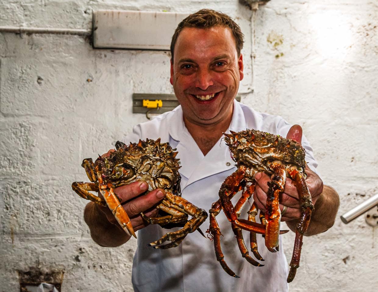 Paul legt Wert auf die Zusammenarbeit mit lokalen Anbietern. Das gilt für Gemüse ebenso wie für Fleisch, Fisch und Meerestiere / © Foto: Georg Berg