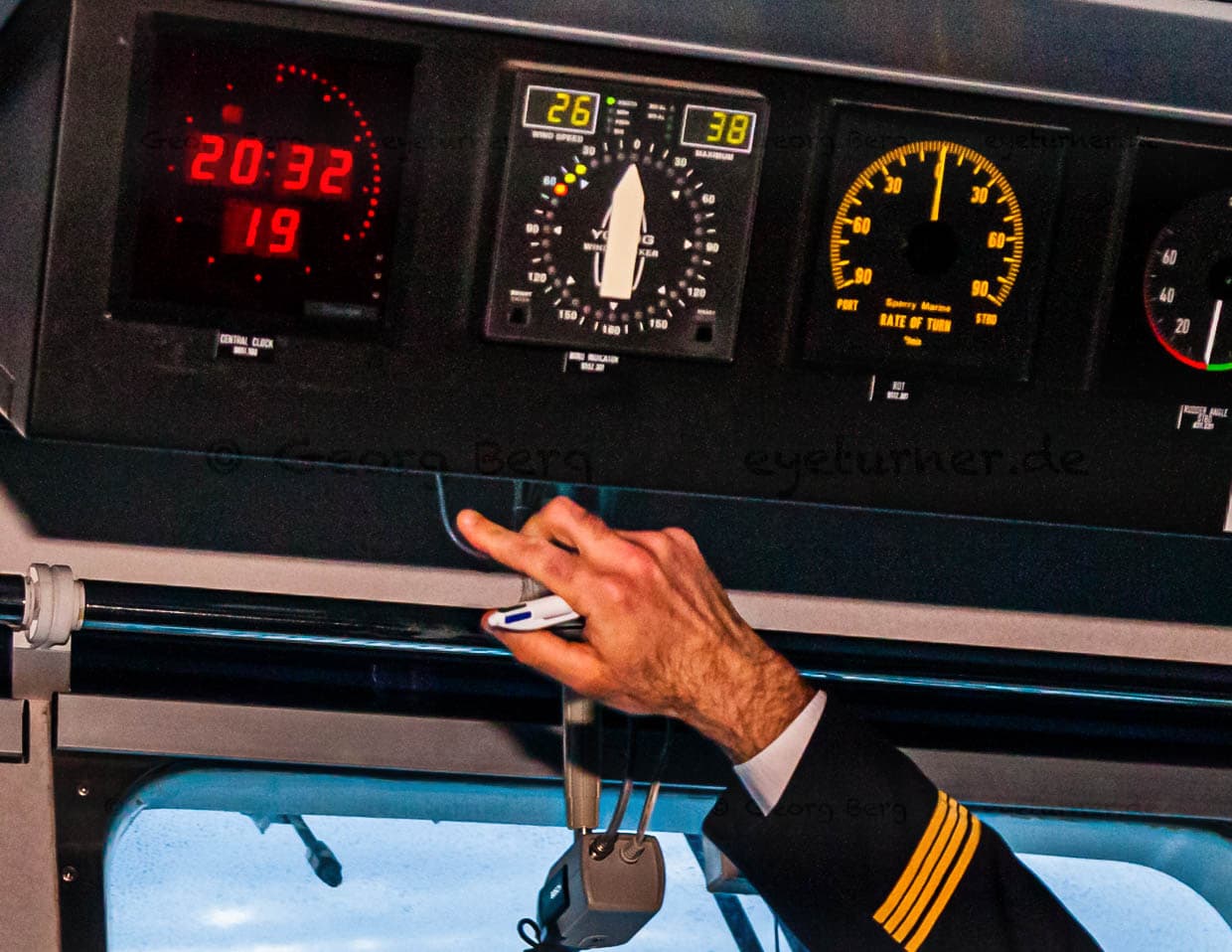 26 Knoten Windgeschwindigkeit zeigt 90 Minuten vor der Abfahrt im Hafen von Plymouth das Instrument an / © Foto: Georg Berg