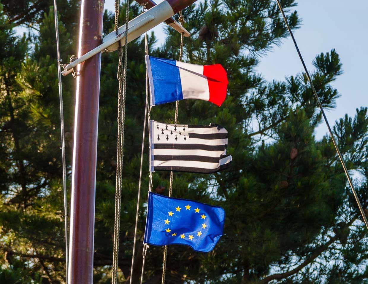 Bekenntnis am Schiffsmast: „I’m in love with my country“ sagt Hugo Roellinger und meint damit die Bretagne und ganz speziell die Bucht von Mont St. Michel / © Foto: Georg Berg