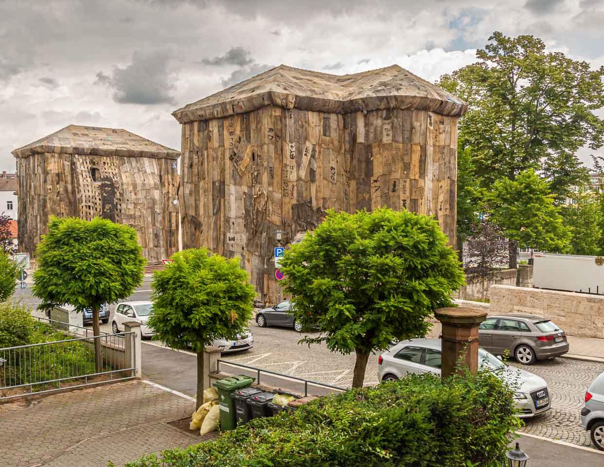 Die Verhüllung der Torwachen mit Jutesäcken von Ibrahim Mahama aus Ghana / © Foto: Georg Berg