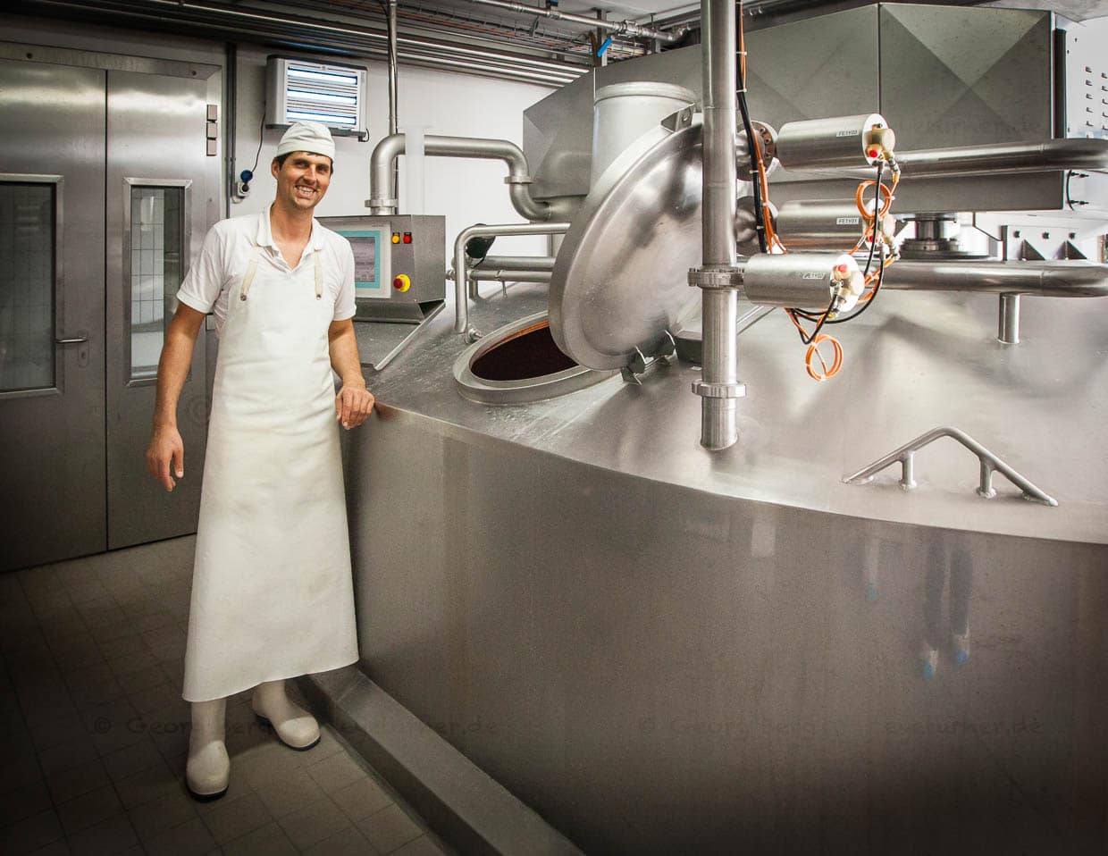 Sein Beruf: Molker und Käser, Meister Käser Mathias Greber am Fertiger / © Foto: Georg Berg