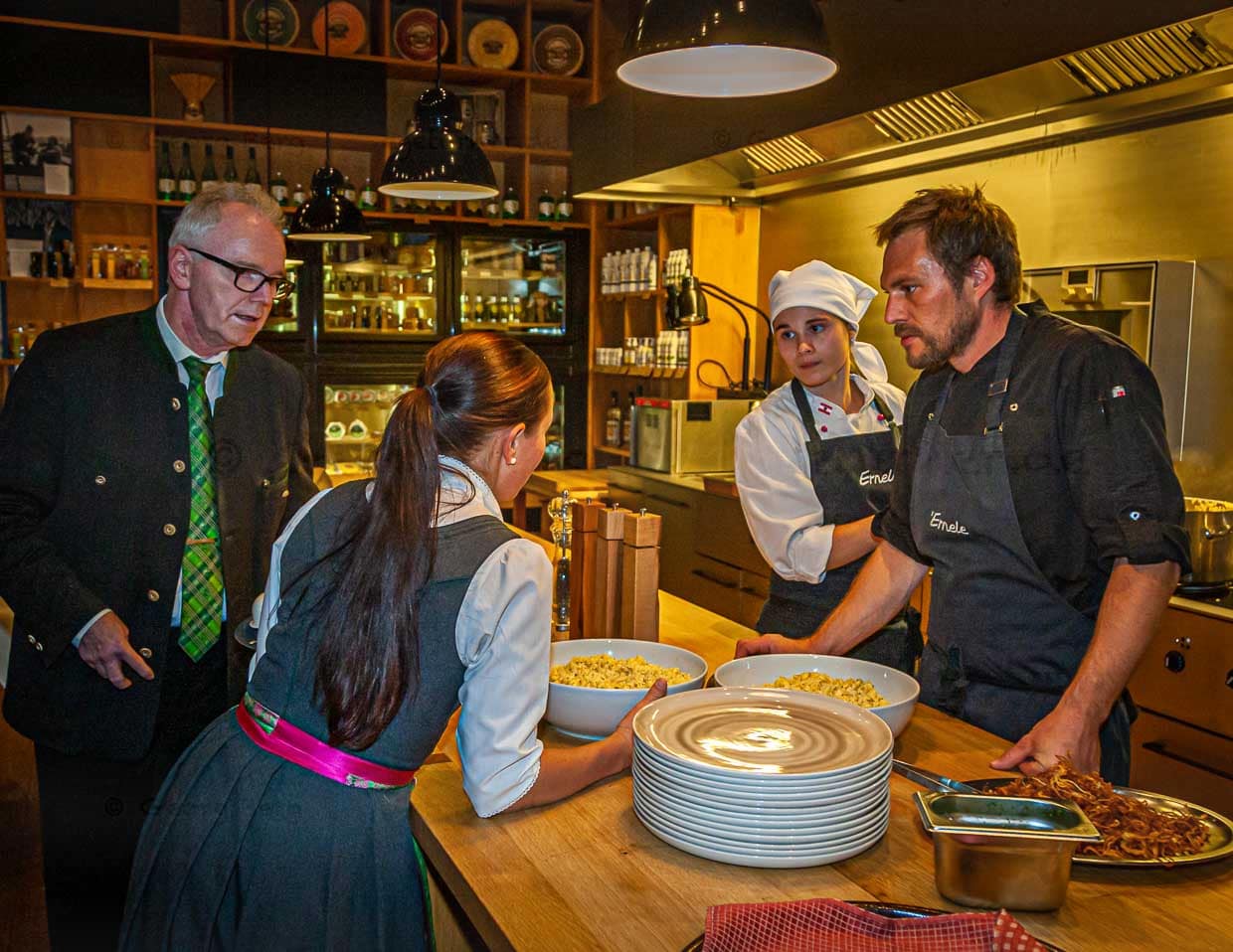Bernd Reimer, seit Juni 2017 für das Gourmetrestaurant im Schiff zuständig, kann auch bodenständig: hier mit Azubi Anina bei der Vorbereitung von Voralberger Kässpätzle / © Foto: Georg Berg