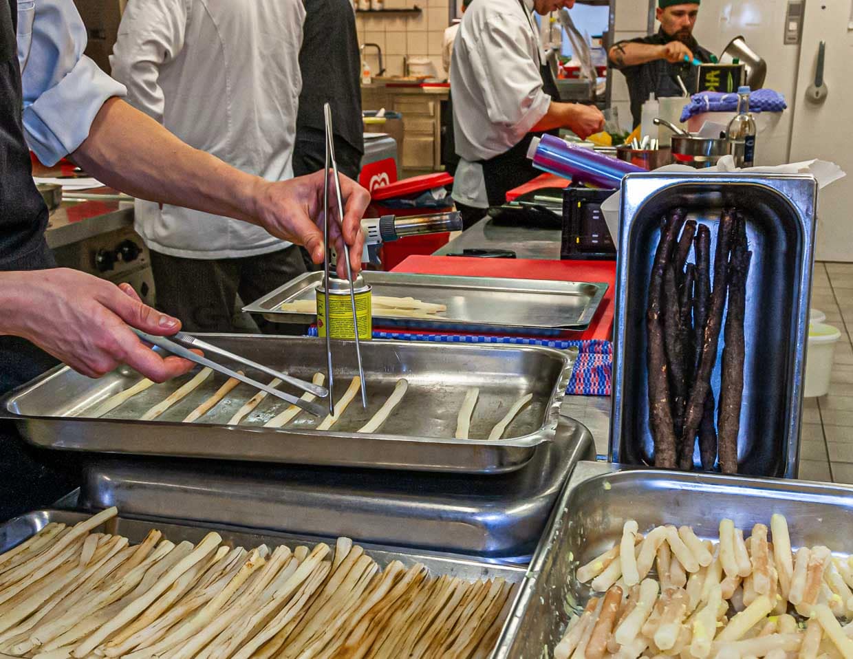 Schwarzwurzelzubereitung in der Küche von Marco Müller. Drei Zustandsformen versprechen Abwechslung bei diesem oft unterschätzten Gemüse / © Foto: Georg Berg