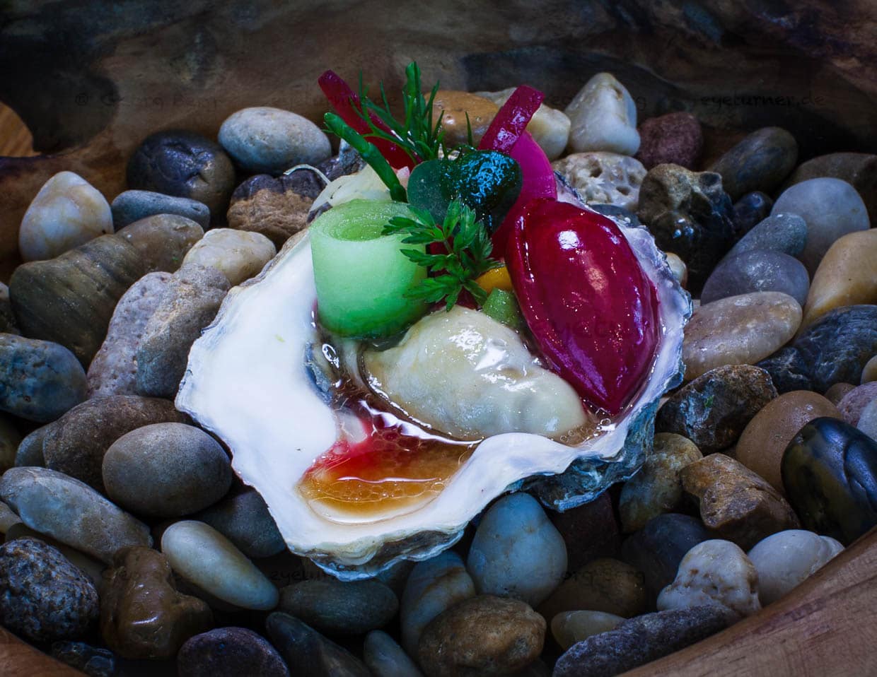 Die Gillardeau Auster liegt in einer Miso-Vinaigrette und an ihrer Seite ein Rote-Beete-Eis / © Foto: Georg Berg