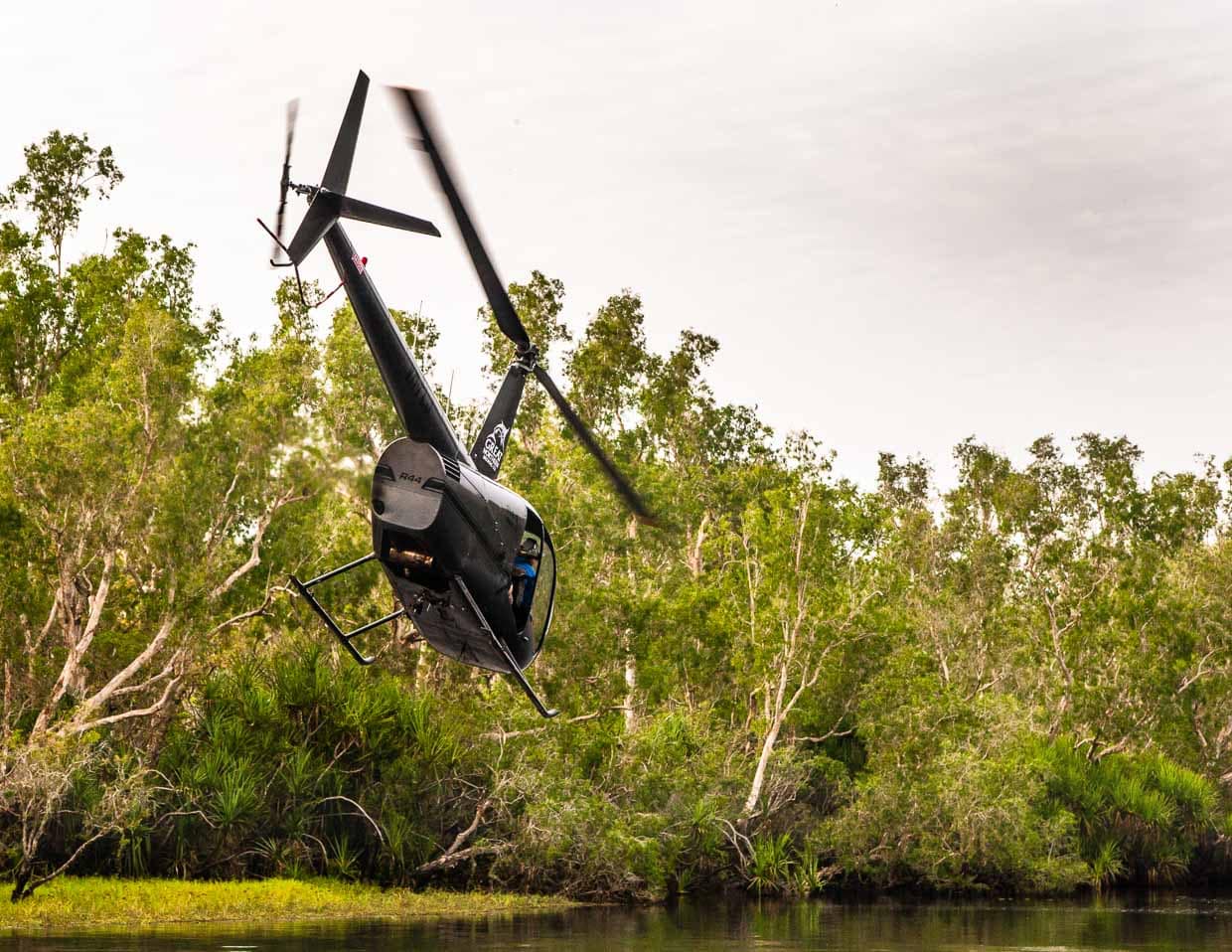 Fast berühren die Rotorblätter die Baumkronen, so dicht fliegt der Heli darüber / © Foto: Georg Berg