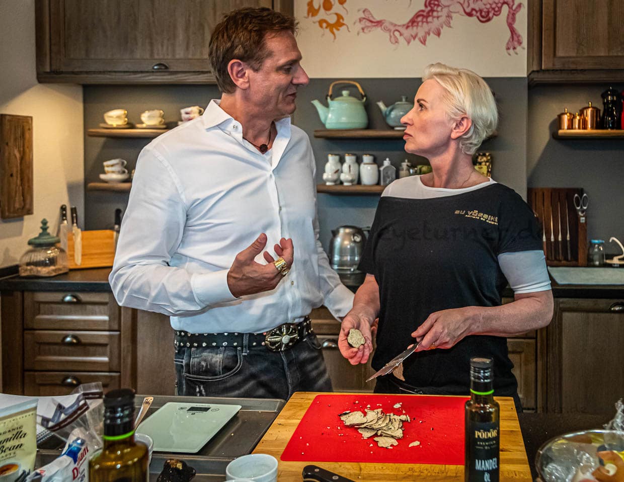 Fotograf und Köchin sprechen Details ab. Der verwendete Trüffel soll nicht zu akkurat geschnitten werden. "Wir benutzen eine Bildsprache, die nicht zu weit weg ist von den Menschen“, erklärt Bui Vössing / © Foto: Georg Berg