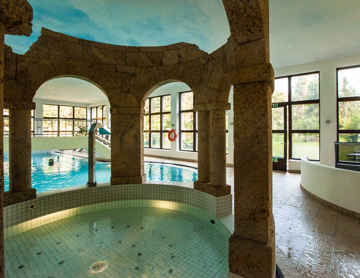 Das Wasser im Hallenbad hat angenehme 29°C / © Foto: Georg Berg