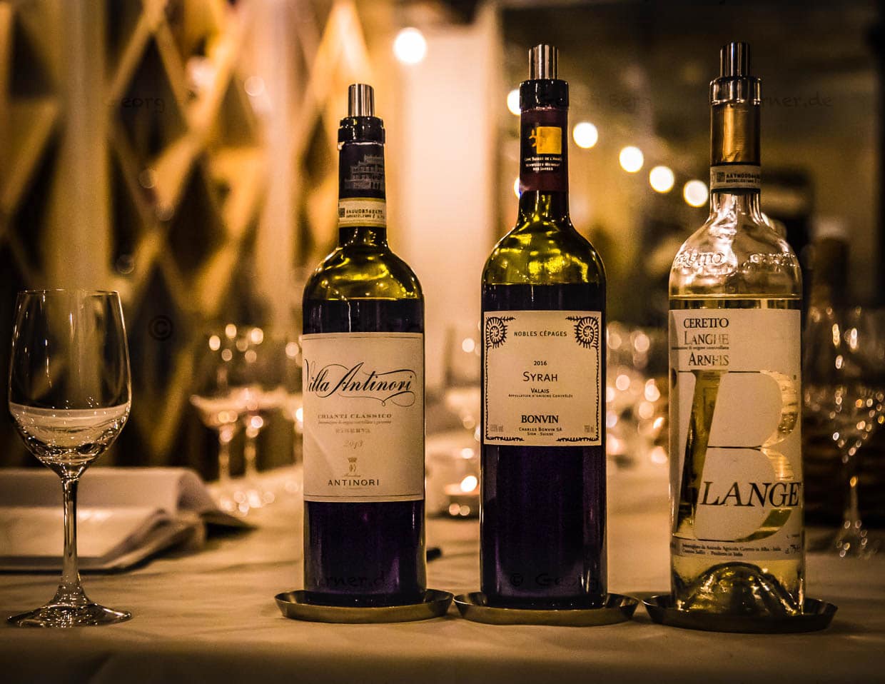 Degustation im Weinkeller des Lenkerhofs. Hier wird man vom Sommelier anhand der Speisekarte des Tages fachkundig für die Auswahl der Weinbegleitung beraten / © Foto: Georg Berg