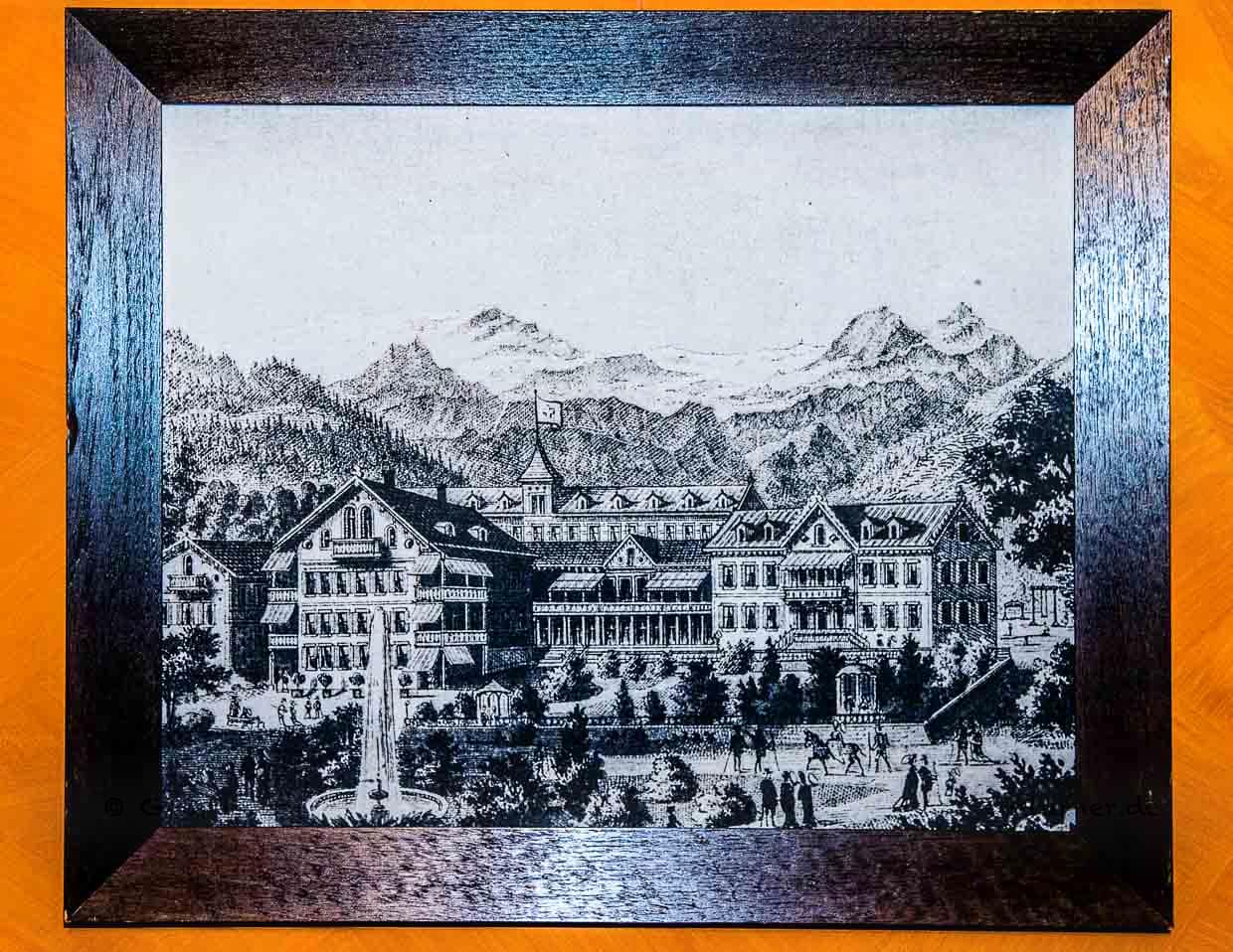 Ein alter Kupferstich im heutigen Spa-Bereich erinnert an die medizinische Vergangenheit des heutigen Luxushotels Lenkerhof / © Foto: Georg Berg